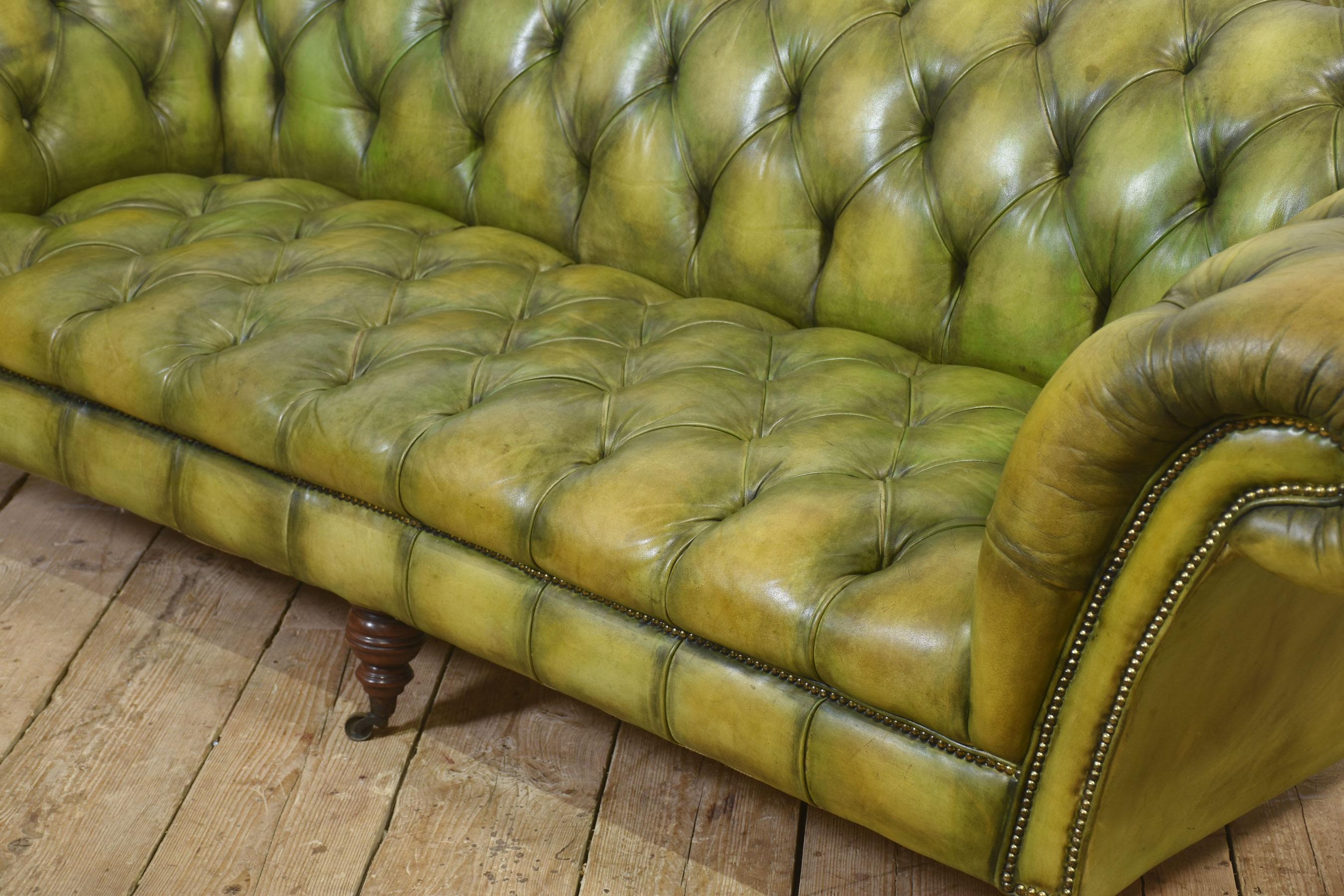 Handgefärbtes grünes Leder Chesterfield Sofa im Angebot 6