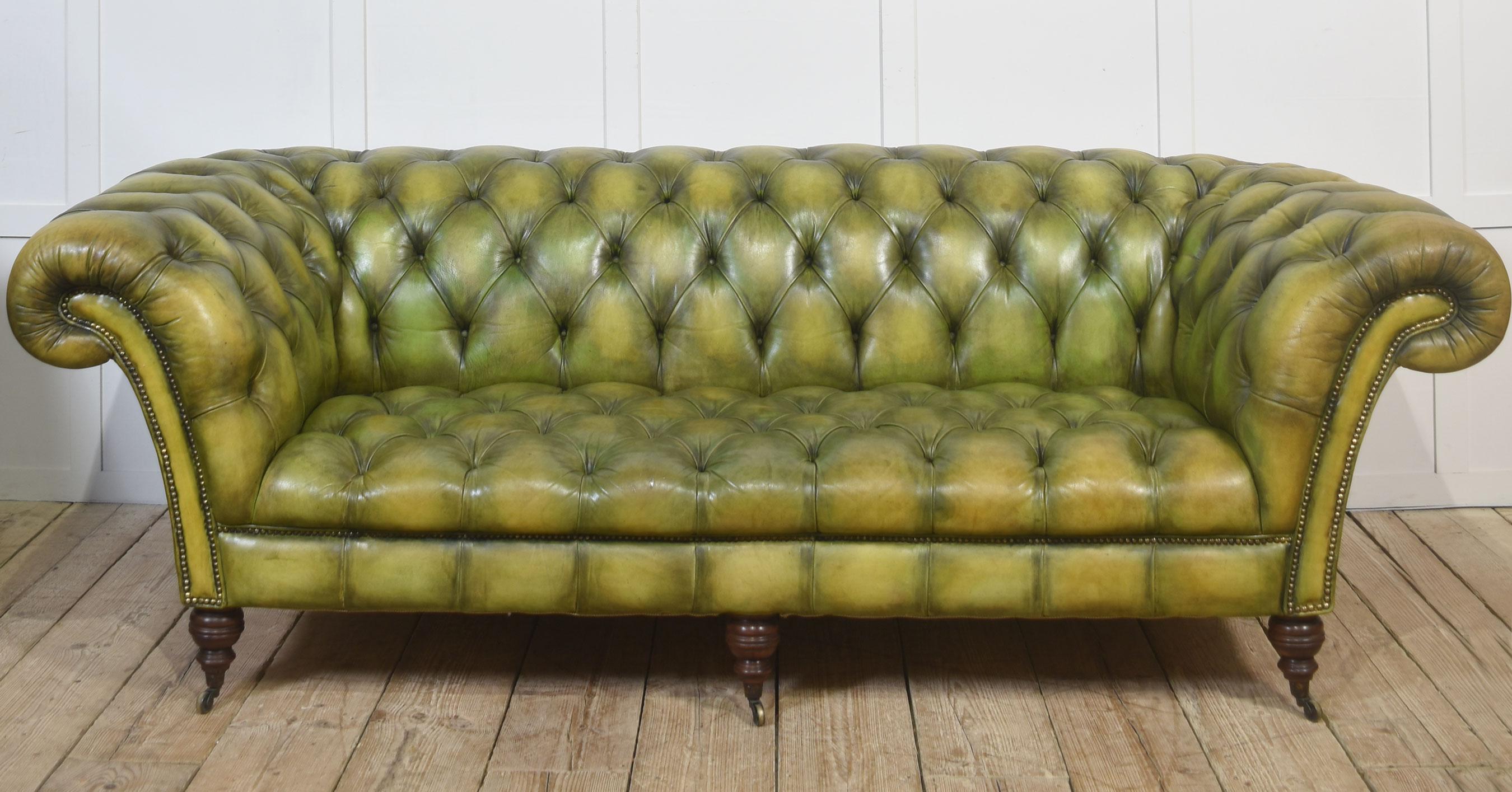 Handgefärbtes grünes Leder Chesterfield Sofa im Angebot 7