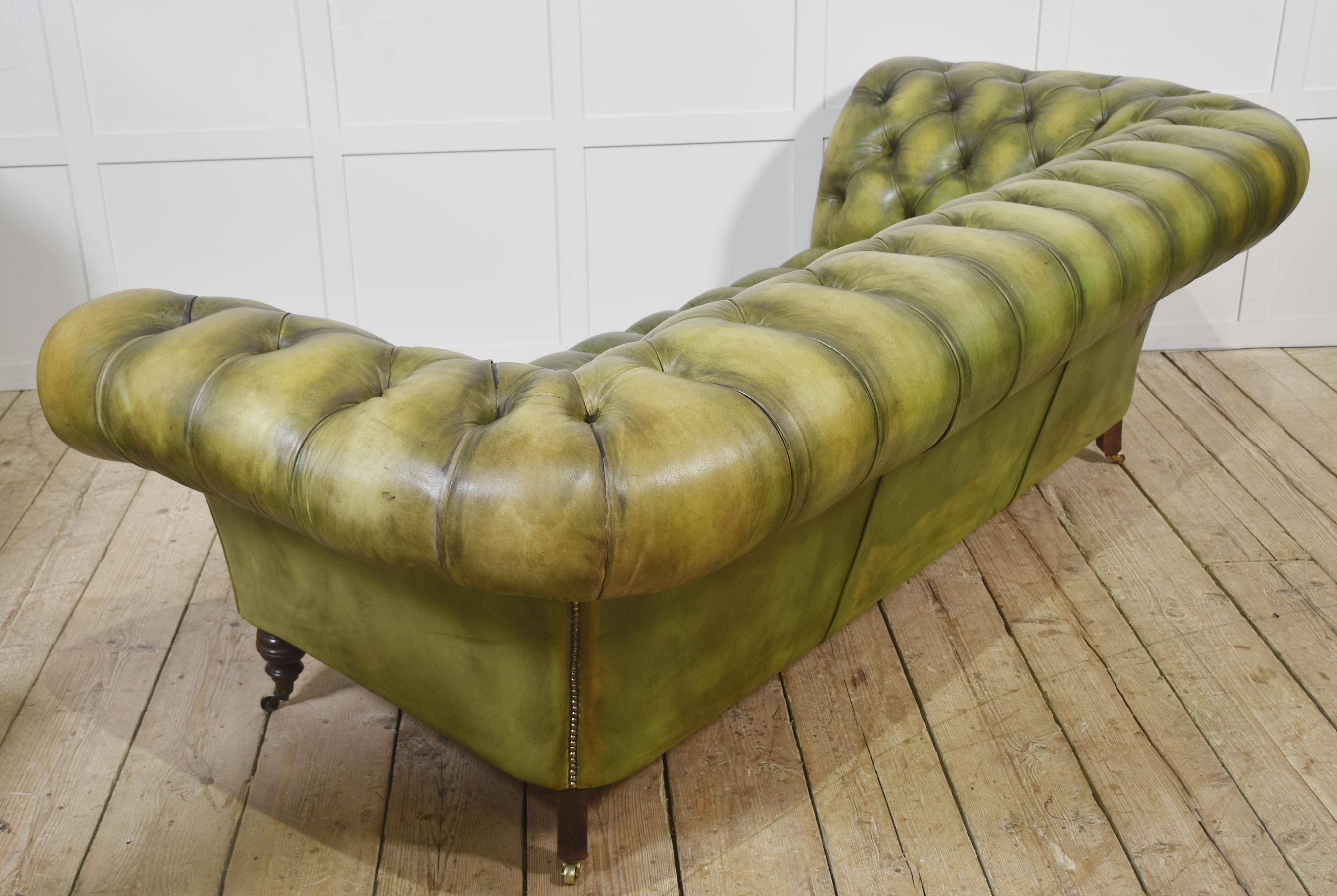 Handgefärbtes grünes Leder Chesterfield Sofa im Angebot 8