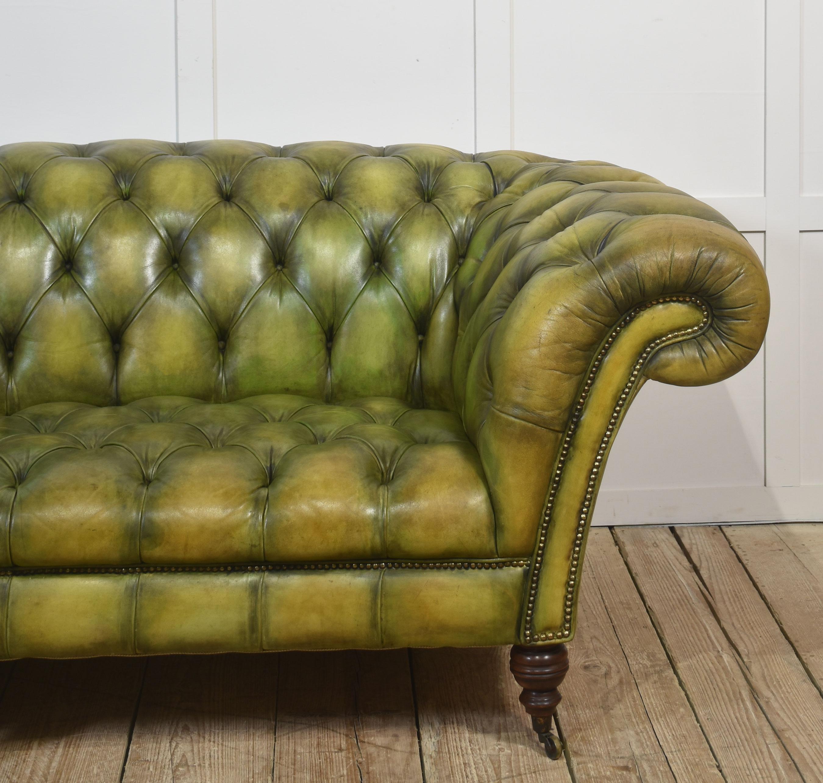 Handgefärbtes grünes Leder Chesterfield Sofa (Britisch) im Angebot