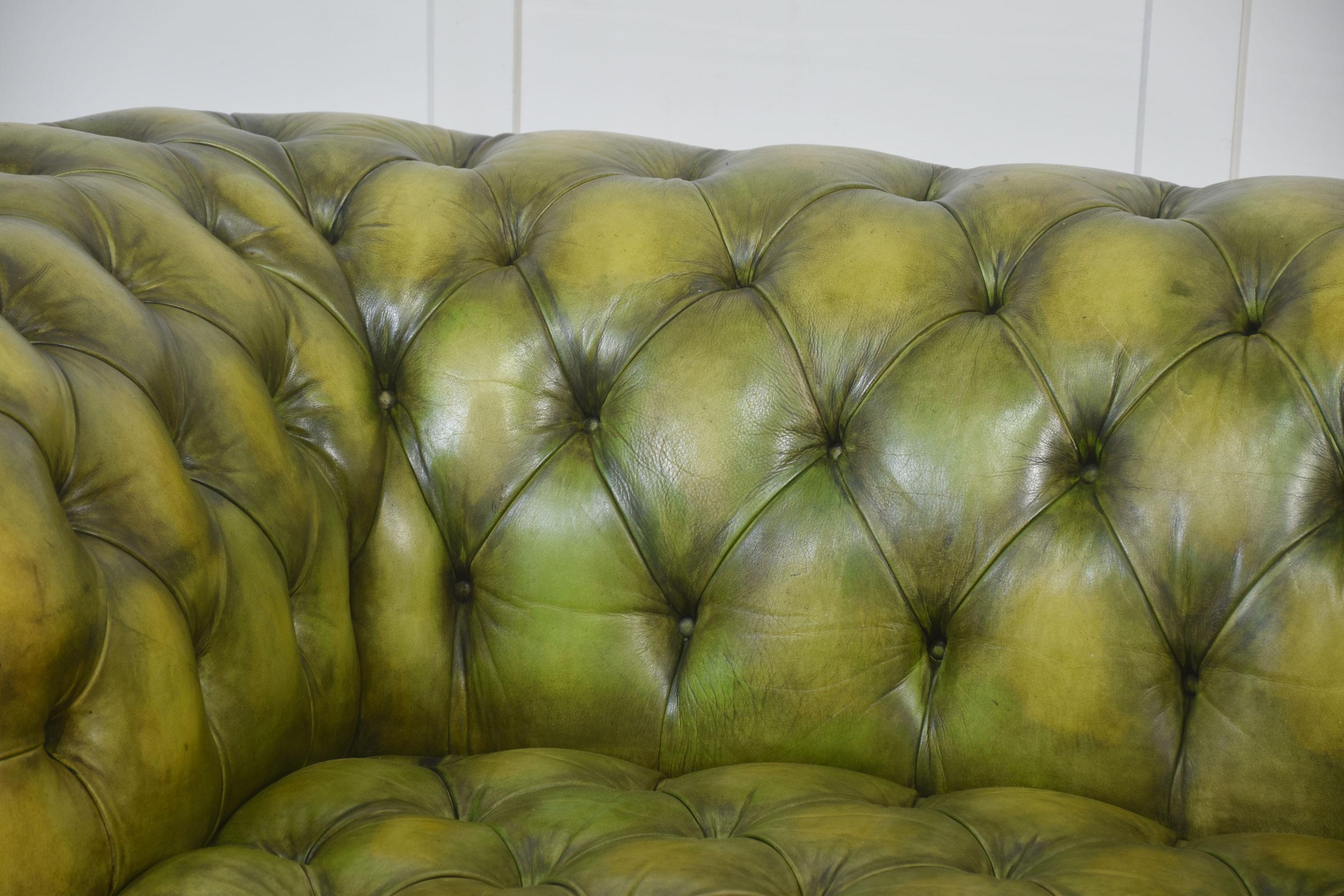 Handgefärbtes grünes Leder Chesterfield Sofa im Zustand „Gut“ im Angebot in Cheshire, GB