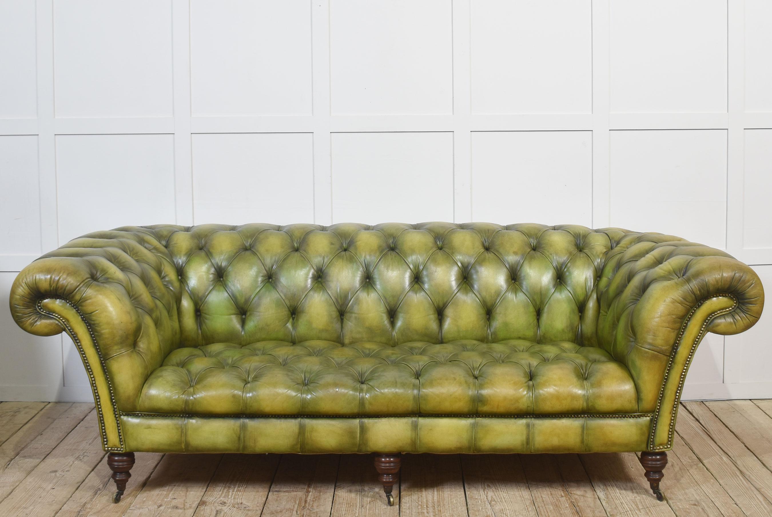 Handgefärbtes grünes Leder Chesterfield Sofa (20. Jahrhundert) im Angebot