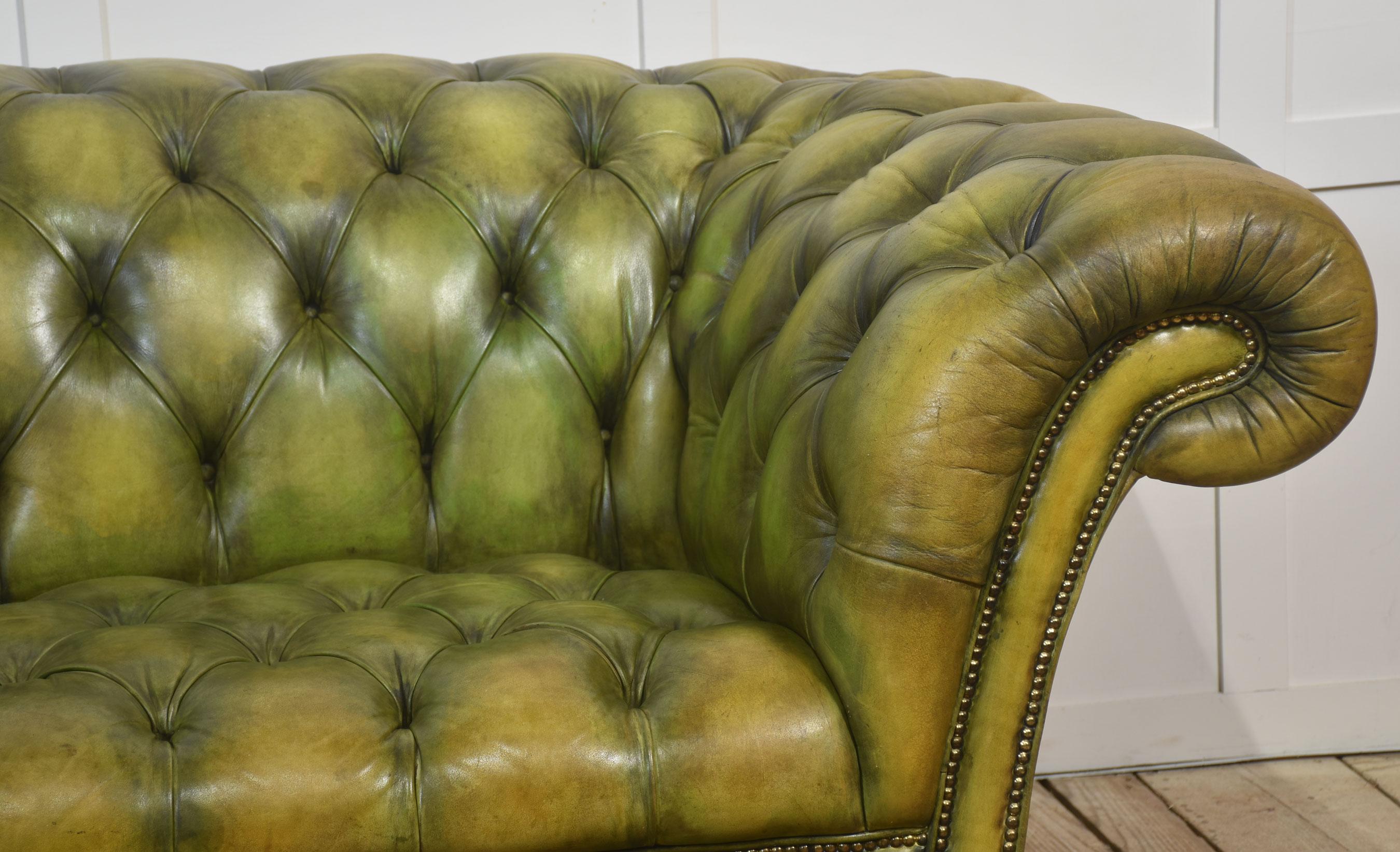 Handgefärbtes grünes Leder Chesterfield Sofa im Angebot 1