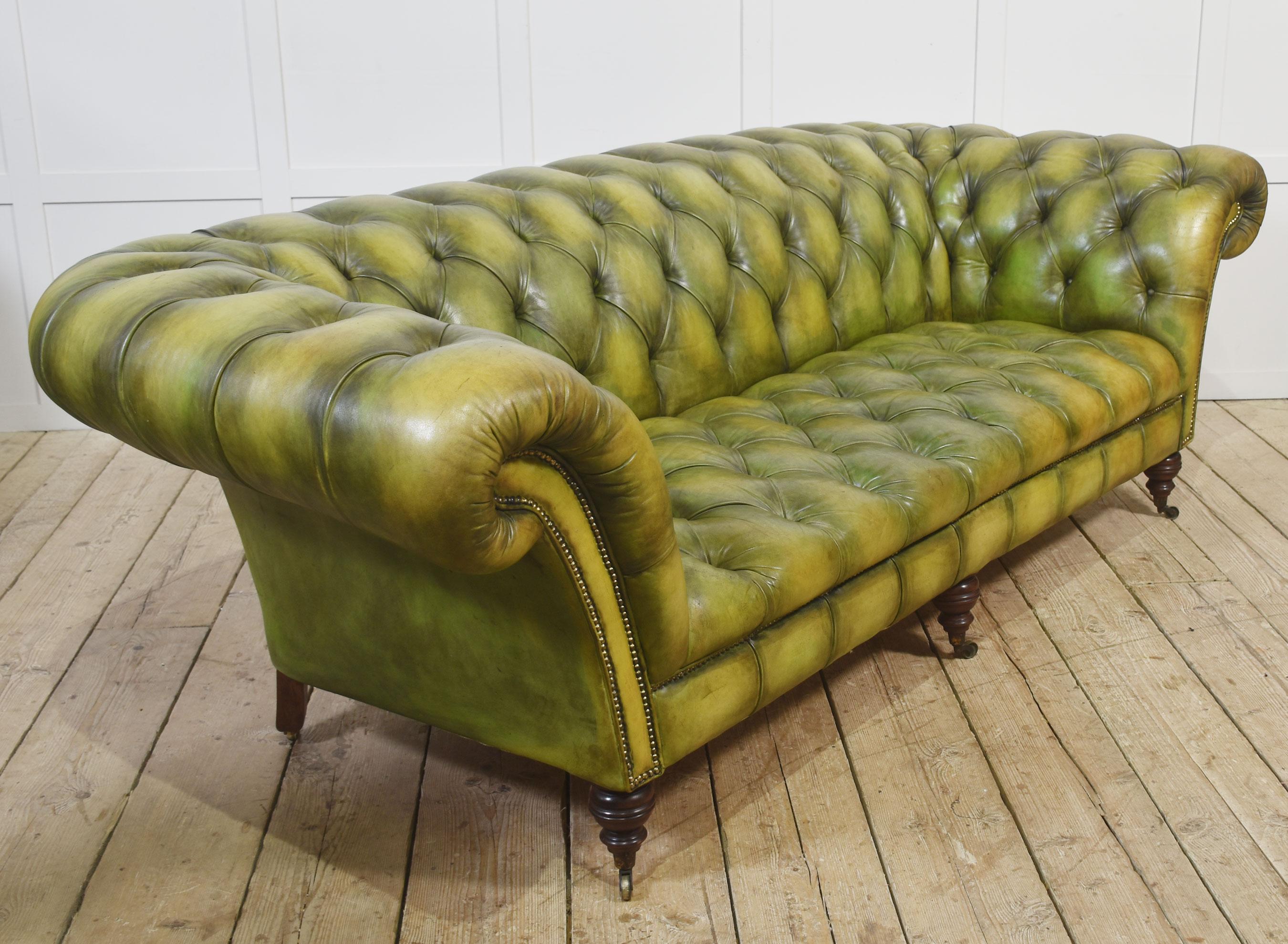 Handgefärbtes grünes Leder Chesterfield Sofa im Angebot 3