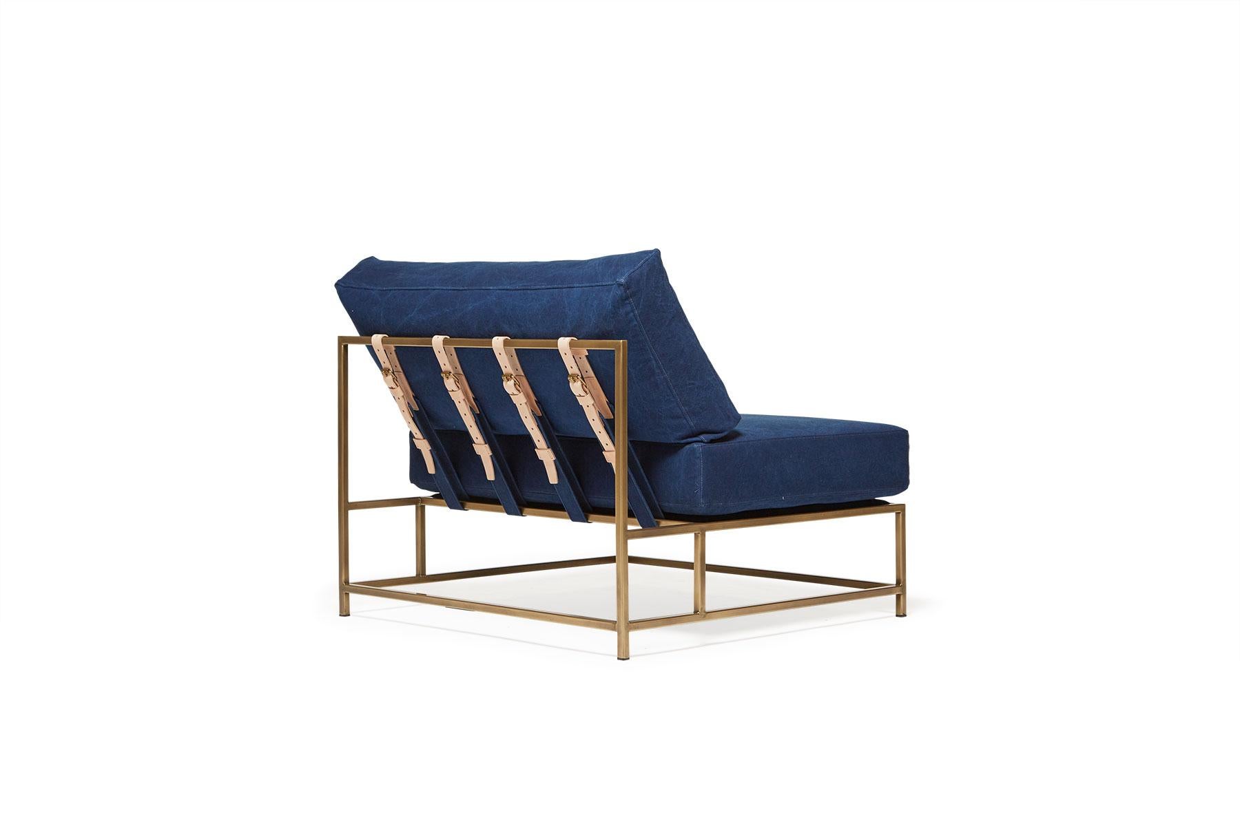 Handgefärbter Stuhl aus indigoblauem Segeltuch und antikem Messing – extra breit (amerikanisch) im Angebot