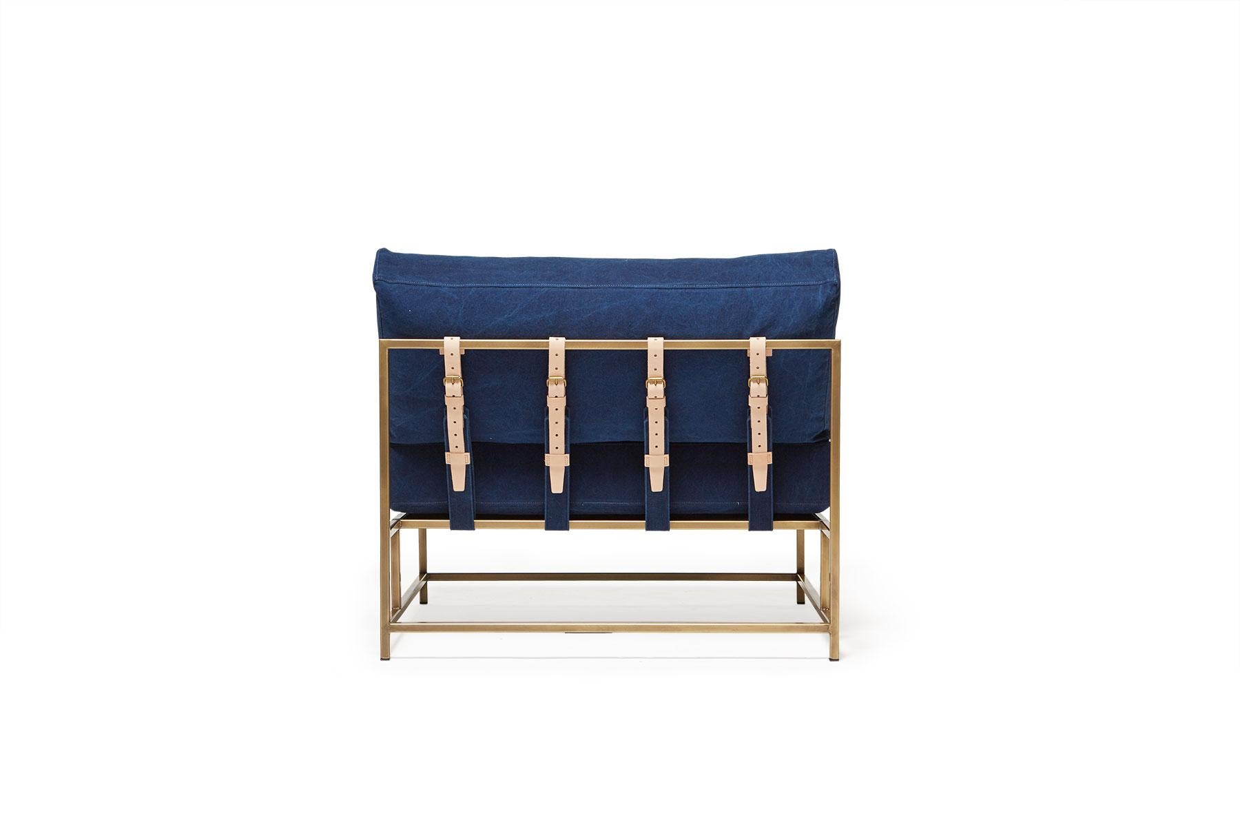 Handgefärbter Stuhl aus indigoblauem Segeltuch und antikem Messing – extra breit (Pflanzlich gefärbt) im Angebot