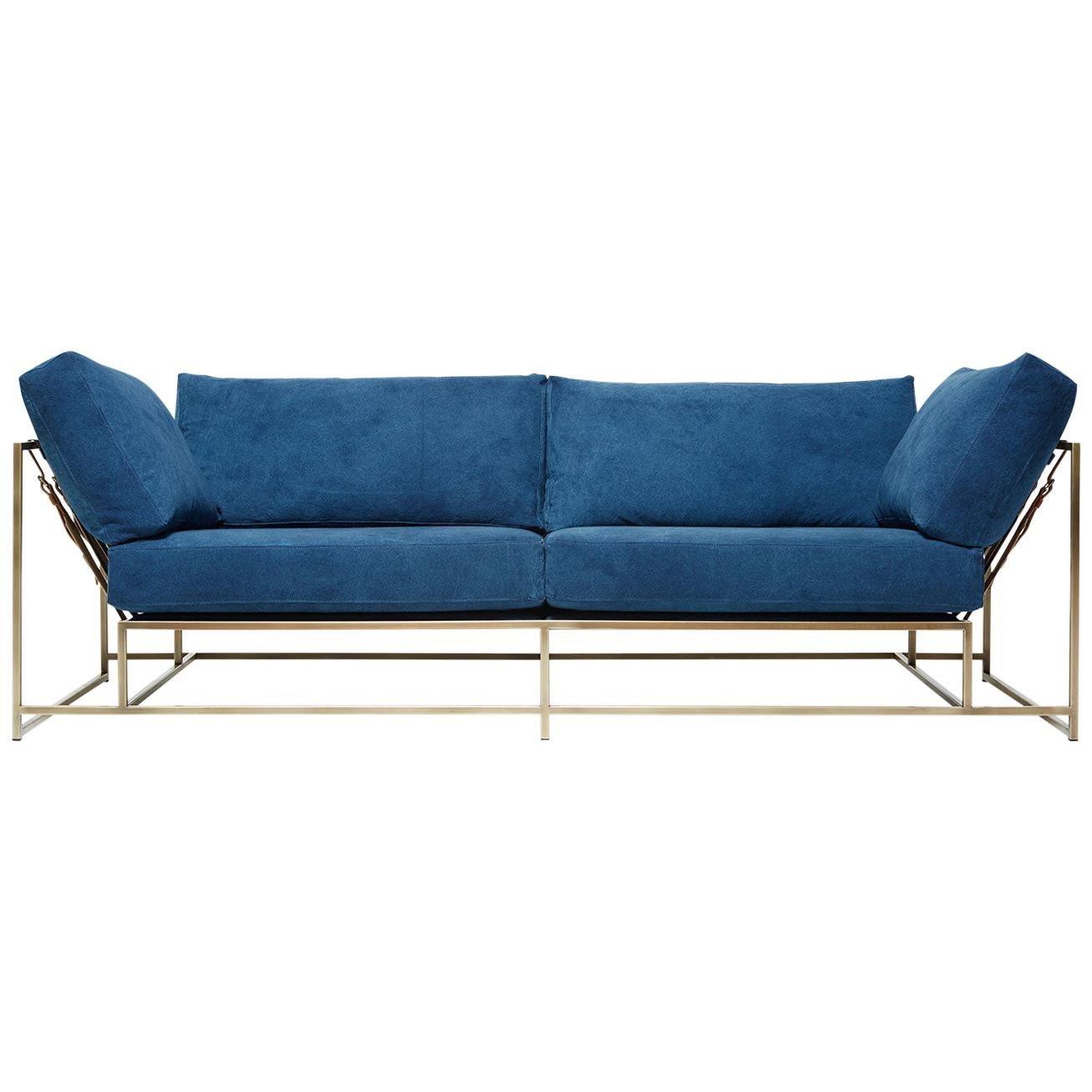 Handgefärbtes zweisitziges Sofa aus indigoblauem Segeltuch und antikem Messing