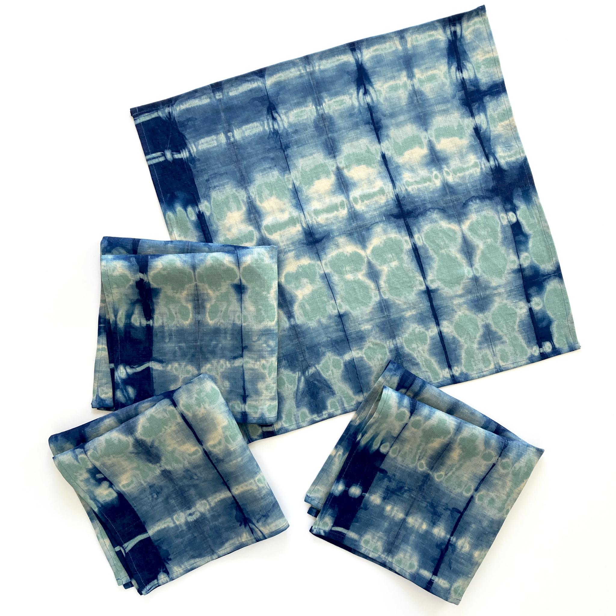 Serviettes de table en lin vert jade, lot de quatre, teintées à l'indigo dans un motif plissé. Teinté à la main et cousu de manière durable à New York. Les serviettes mesurent environ 18 x 18 pouces. Chaque serviette de table en lin est teintée à la