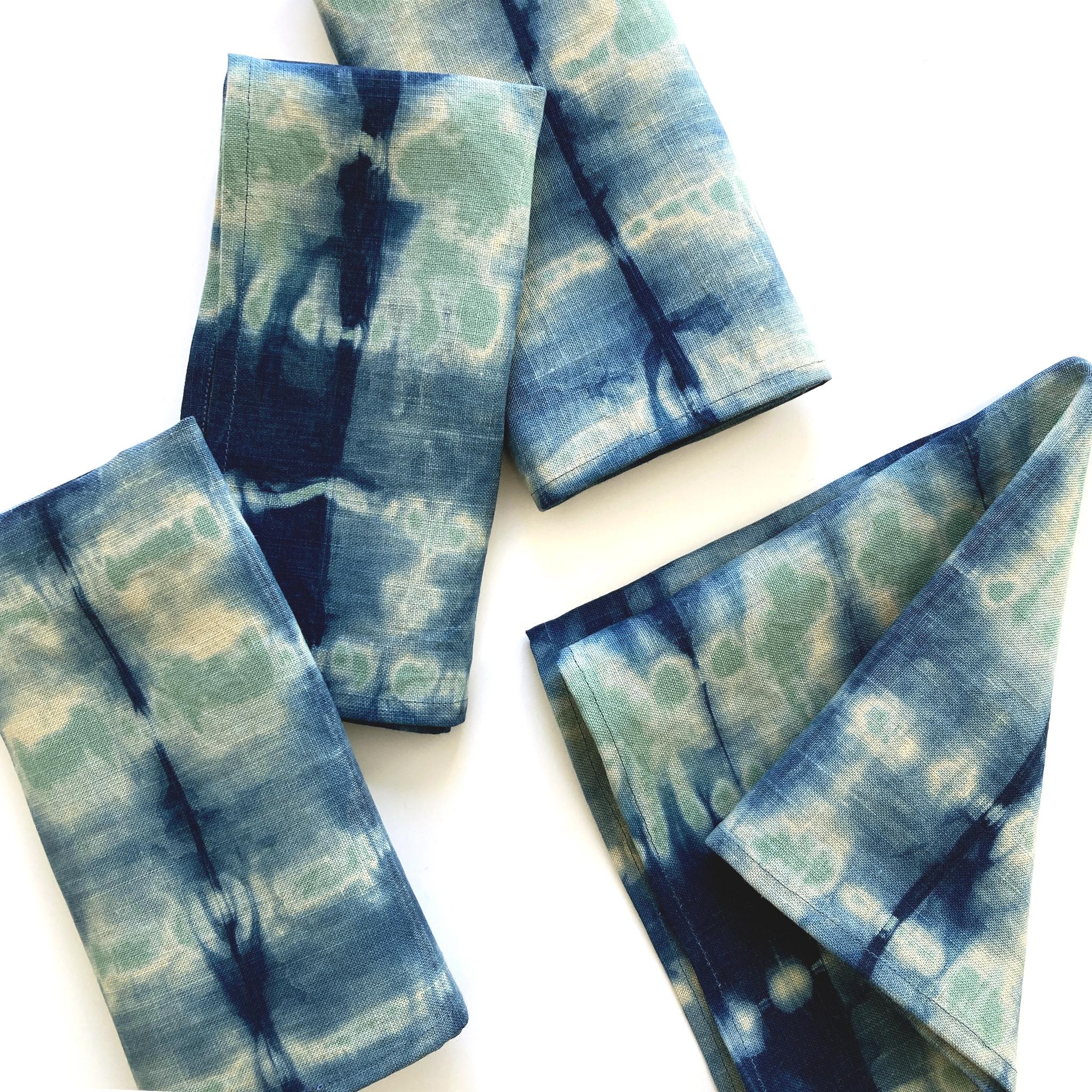 Moderne Ensemble de quatre serviettes en lin teint à la main, motif abstrait vert jade et bleu indigo en vente