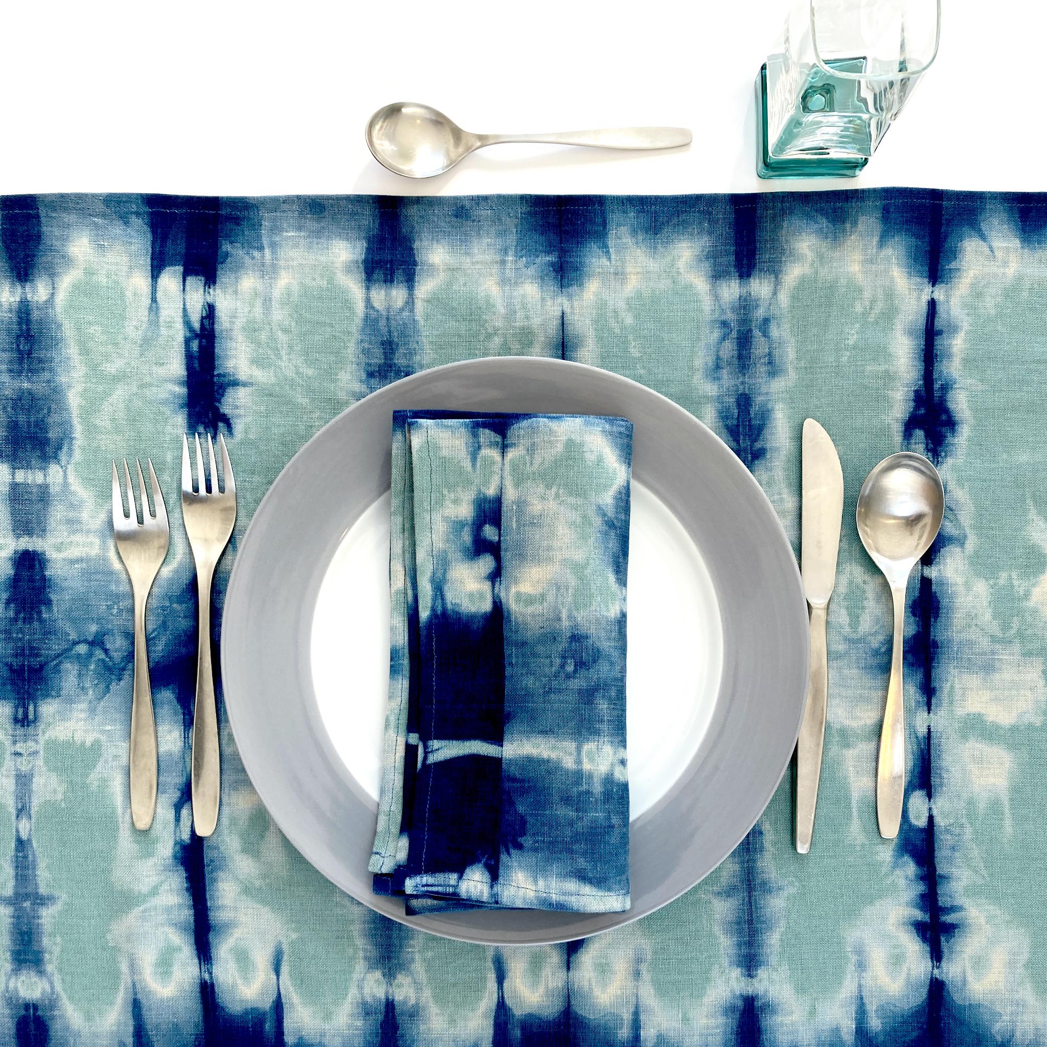 Américain Ensemble de quatre serviettes en lin teint à la main, motif abstrait vert jade et bleu indigo en vente