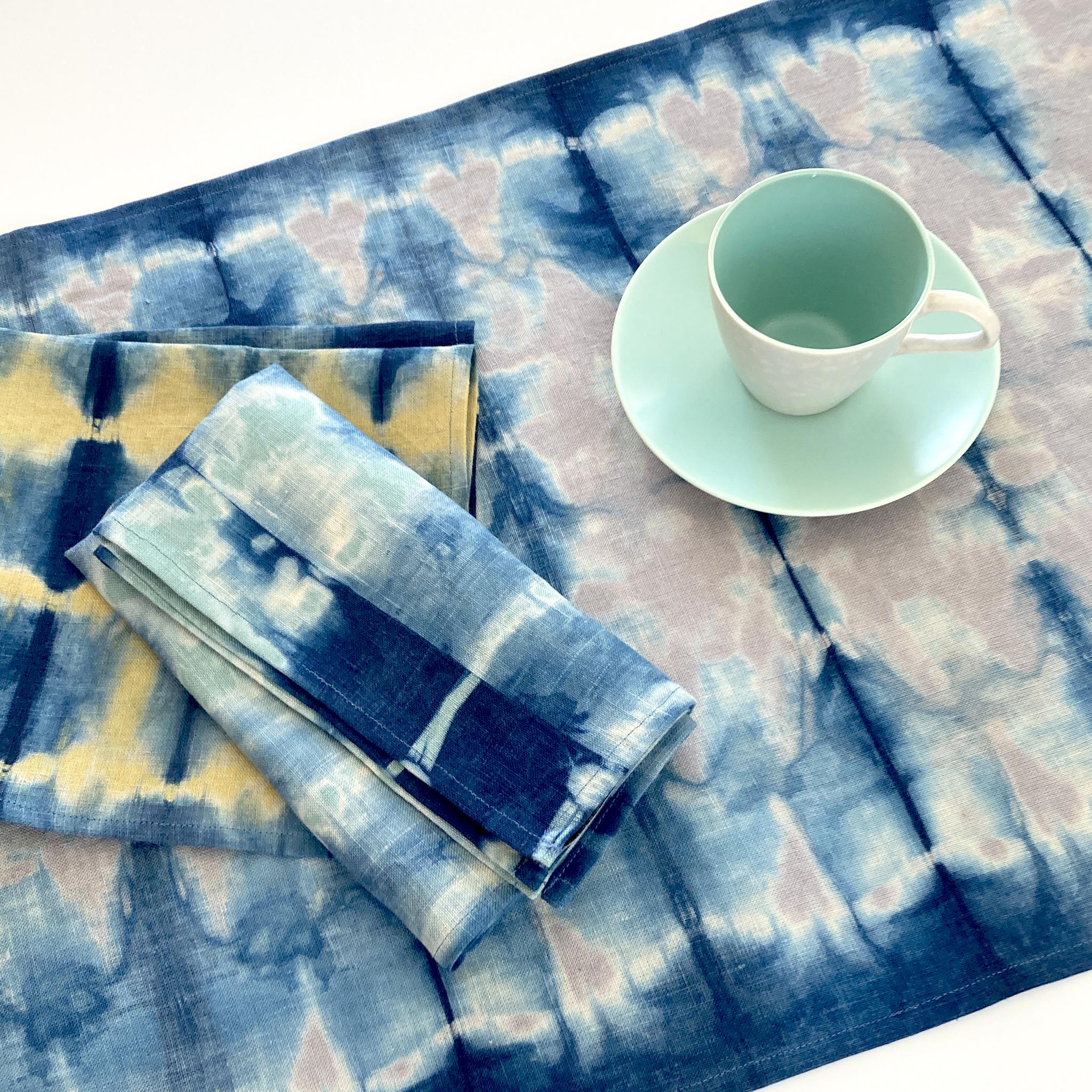 Teint Ensemble de quatre serviettes en lin teint à la main, motif abstrait vert jade et bleu indigo en vente