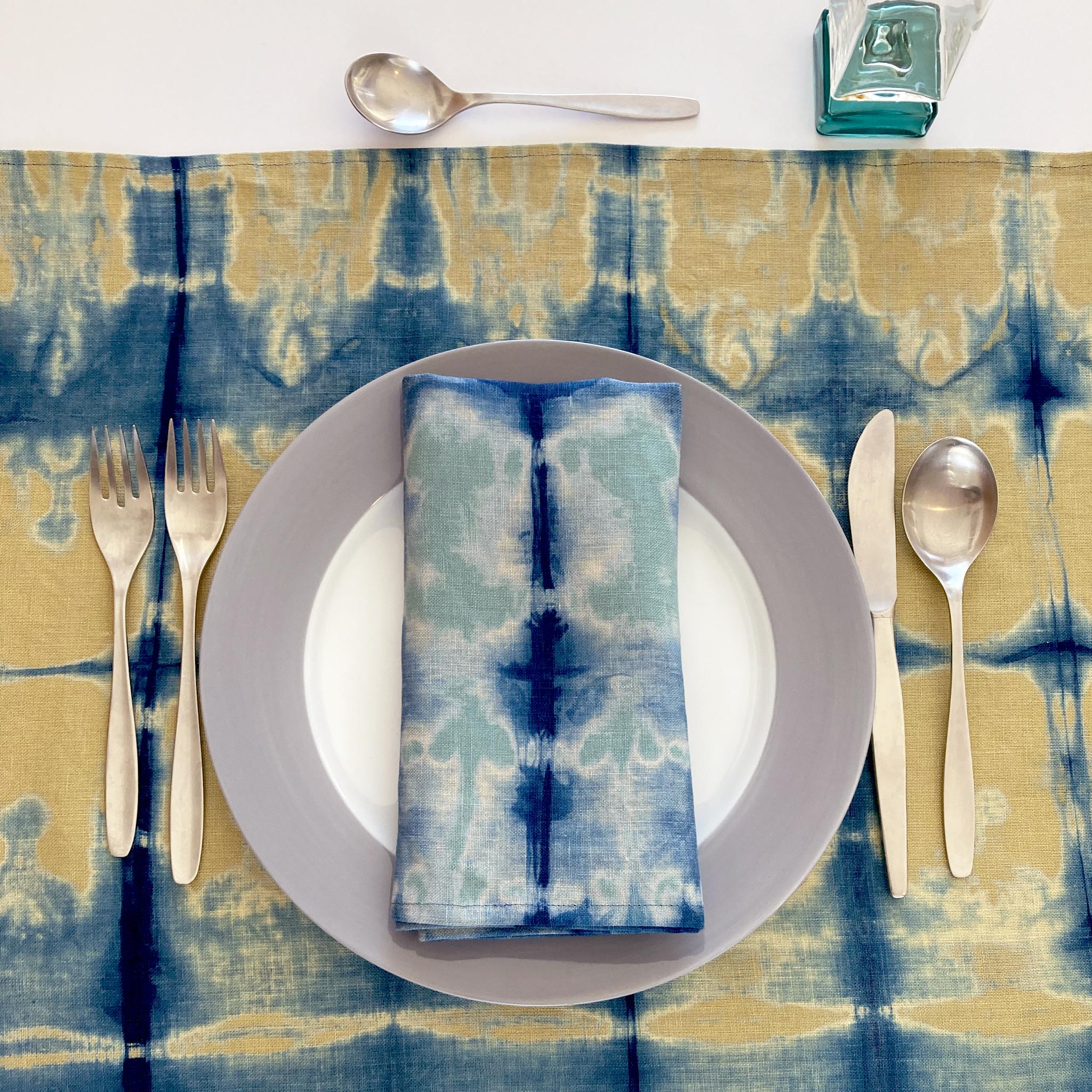 Ensemble de quatre serviettes en lin teint à la main, motif abstrait vert jade et bleu indigo Neuf - En vente à New York, NY