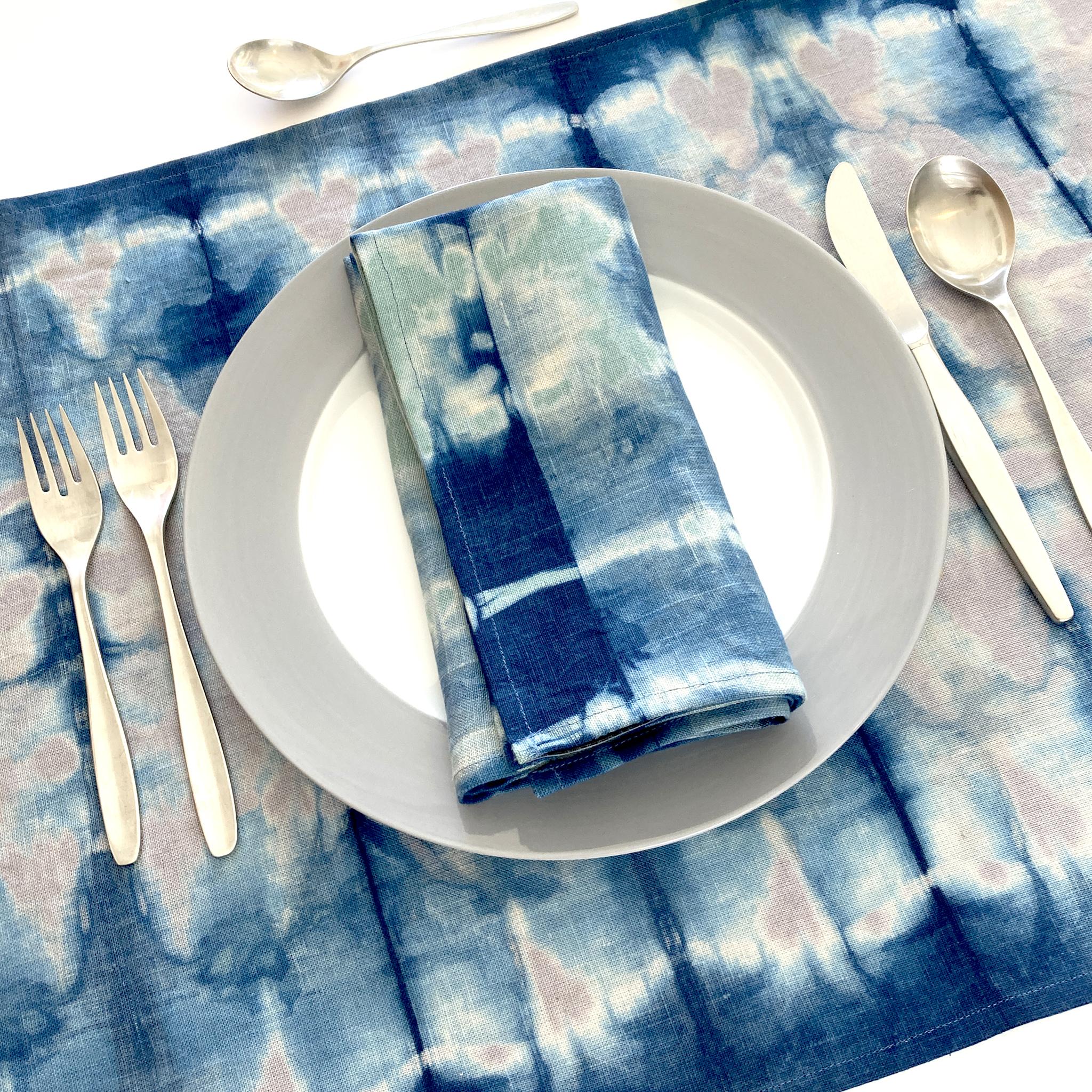 XXIe siècle et contemporain Ensemble de quatre serviettes en lin teint à la main, motif abstrait vert jade et bleu indigo en vente