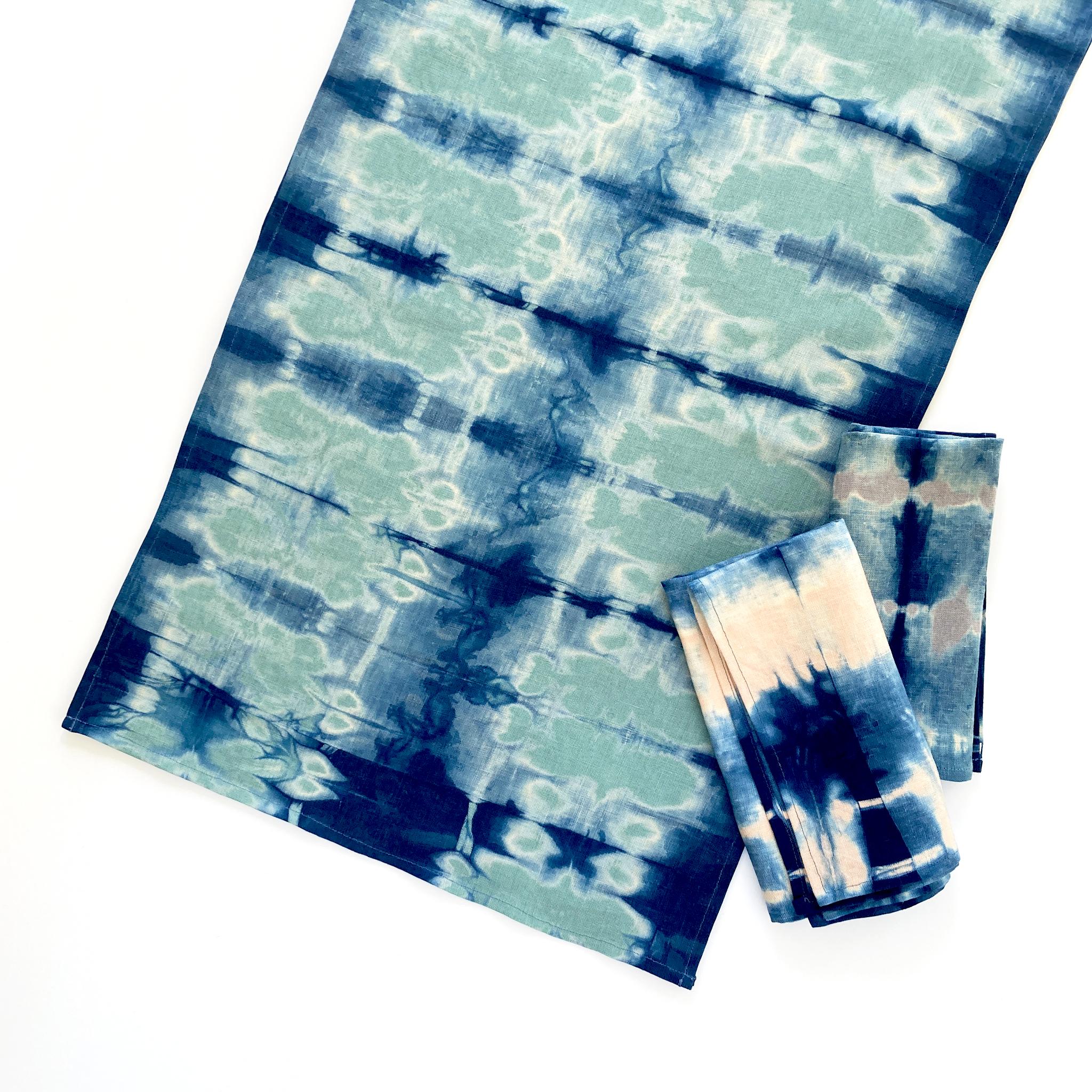 Chemin de table en lin vert jade teint à l'indigo avec motif plissé. Teinté à la main et cousu de manière durable à New York. Le chemin de table mesure environ 18 x 72 pouces. Chaque chemin de table en lin est teint à la main et unique en son genre.