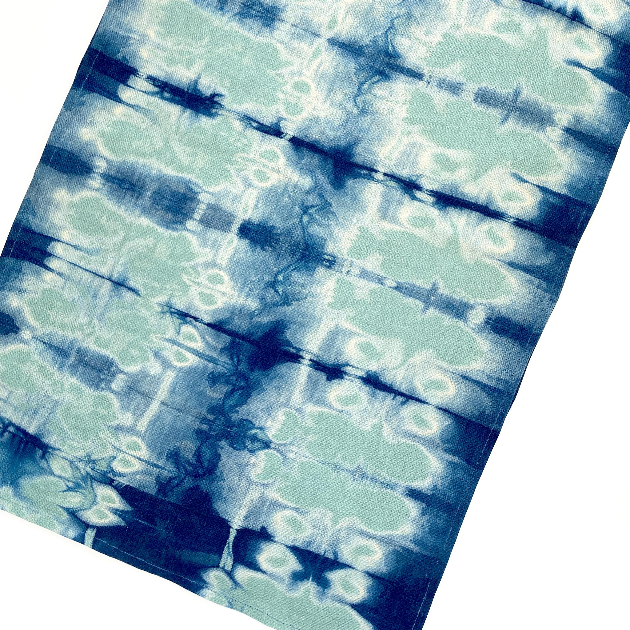 Moderne Tapis de table en lin teint à la main, motif abstrait vert jade et bleu indigo en vente