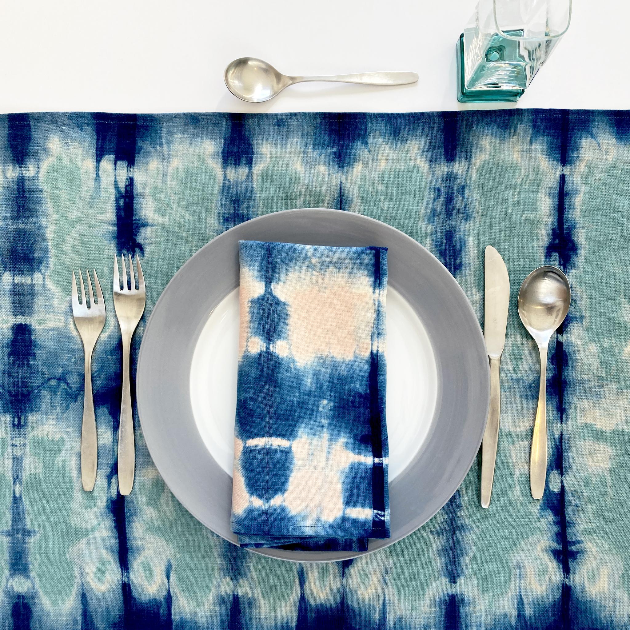 Américain Tapis de table en lin teint à la main, motif abstrait vert jade et bleu indigo en vente