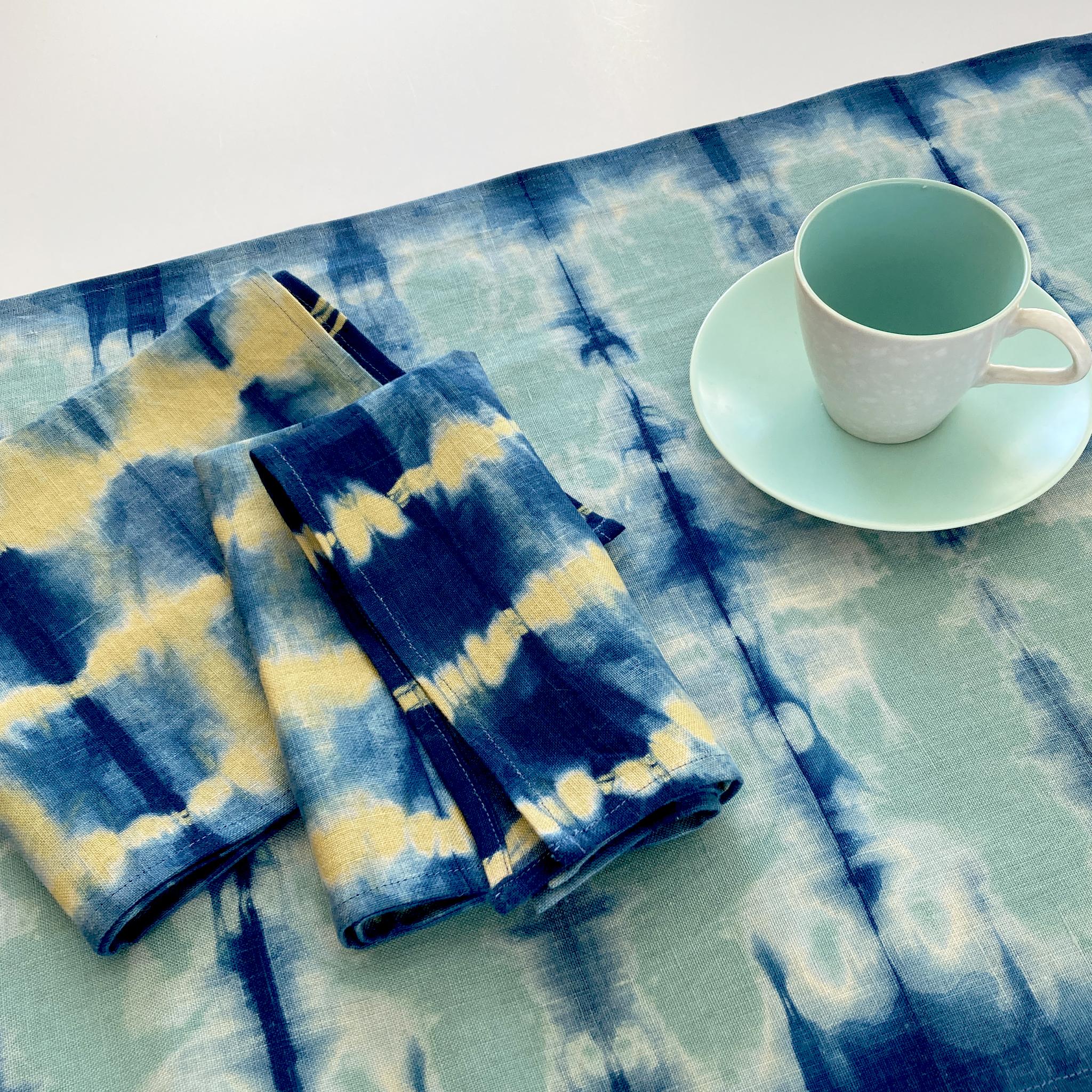 XXIe siècle et contemporain Tapis de table en lin teint à la main, motif abstrait vert jade et bleu indigo en vente
