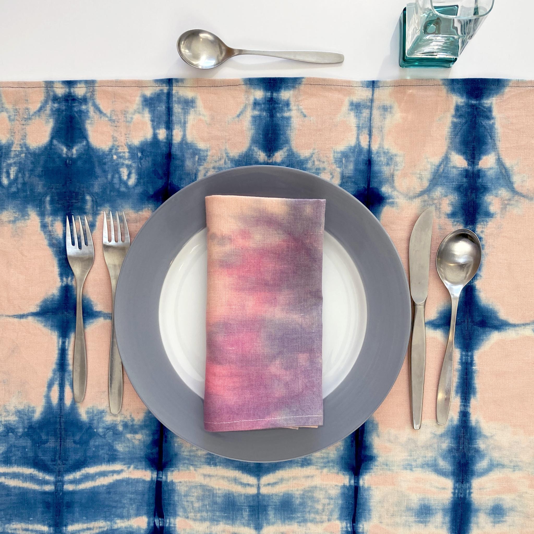 Handgefärbter Leinen-Tisch-Läufer, Rose Pink & Indigoblau (Moderne) im Angebot