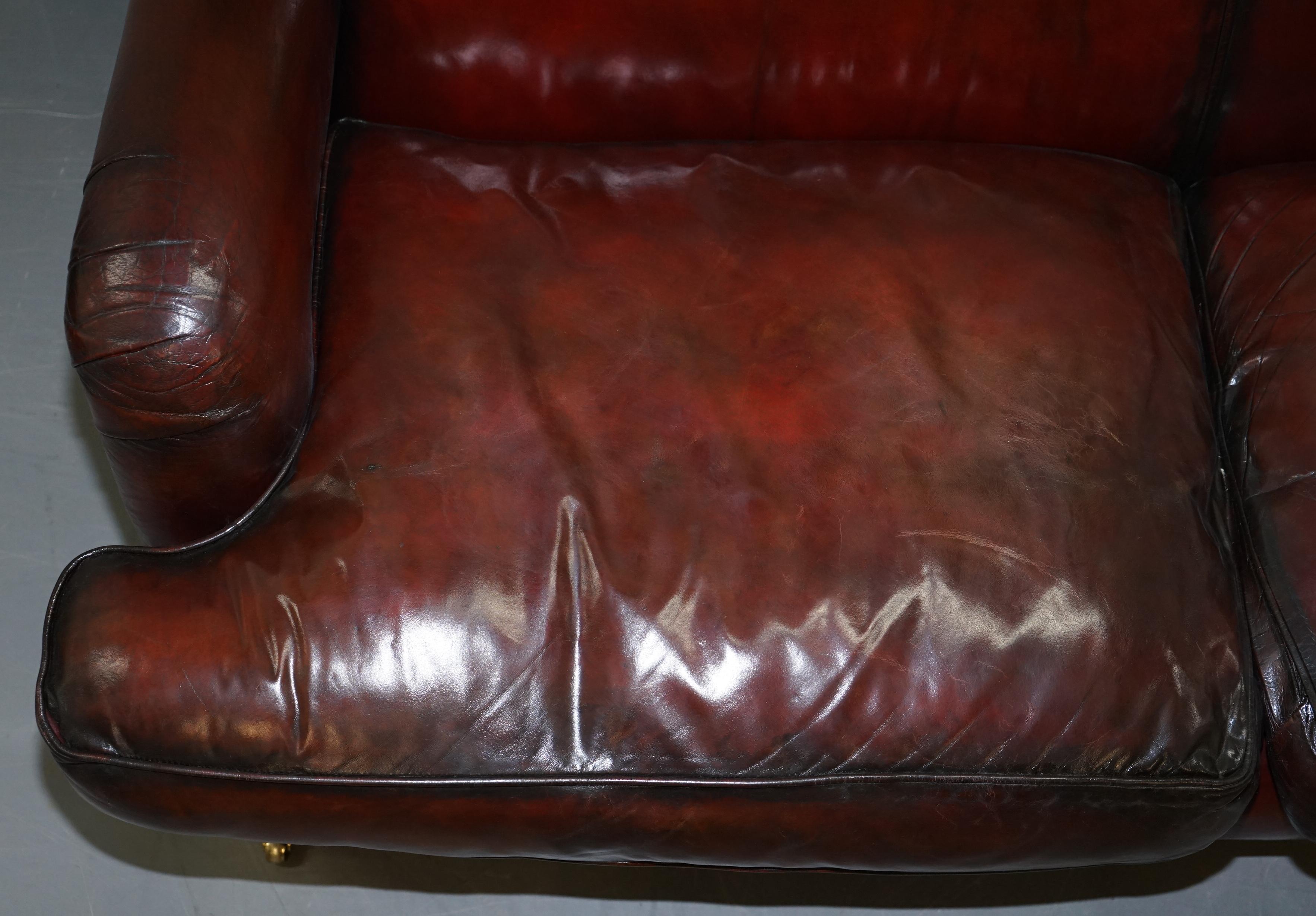 Handgefärbtes restauriertes bordeauxfarbenes rötlich braunes Ledersofa im Stil von Howard and Sons (20. Jahrhundert) im Angebot