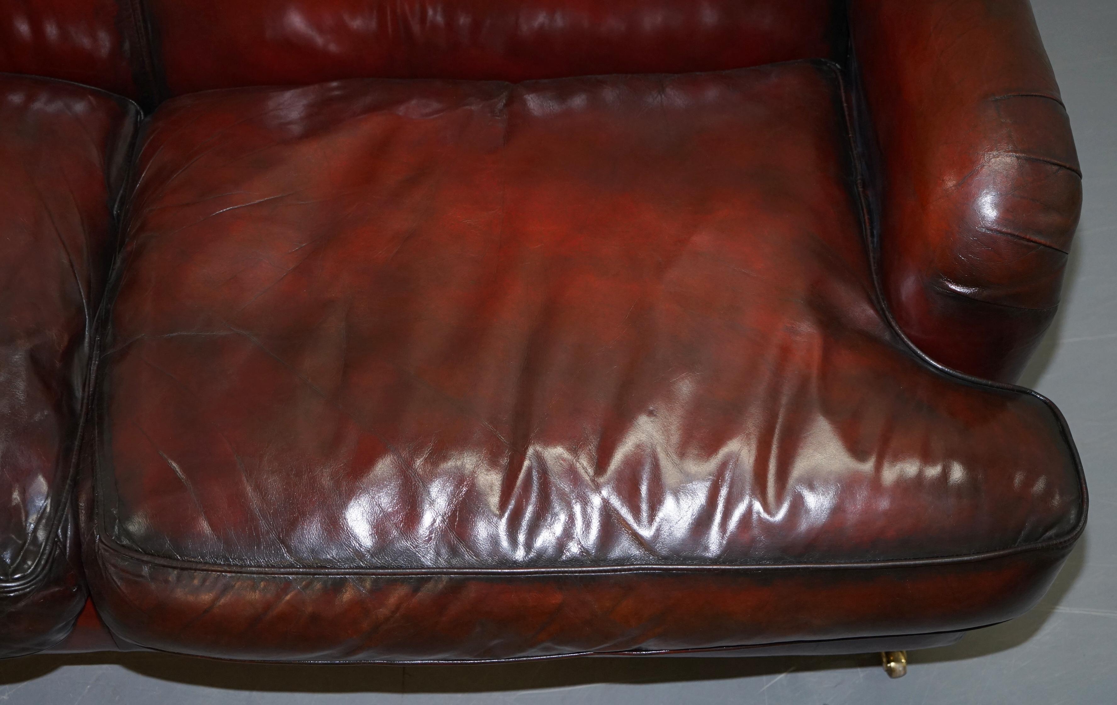 20ième siècle Canapé de style Howard & Sons en cuir rouge brun bordeaux teint à la main et restauré en vente