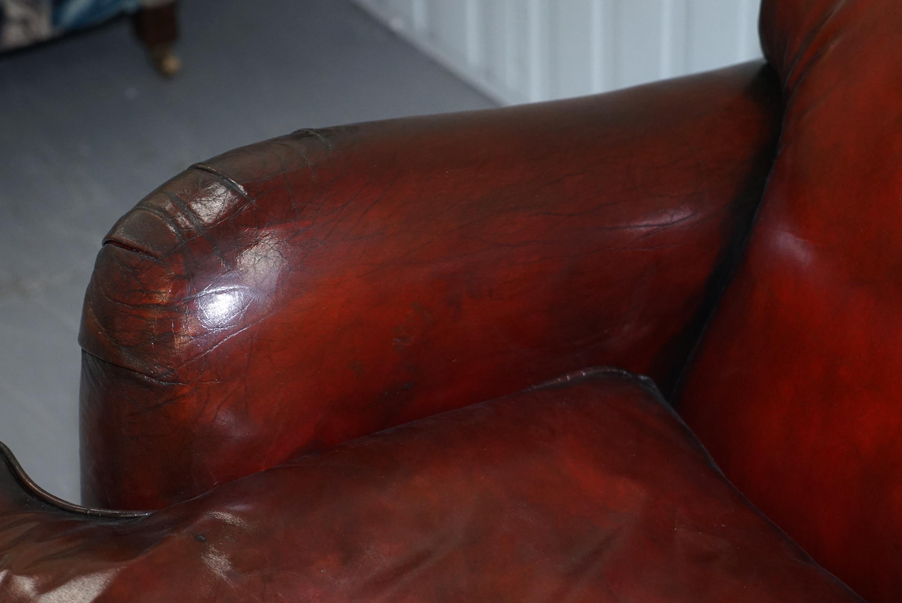 Handgefärbtes restauriertes bordeauxfarbenes rötlich braunes Ledersofa im Stil von Howard and Sons im Angebot 3
