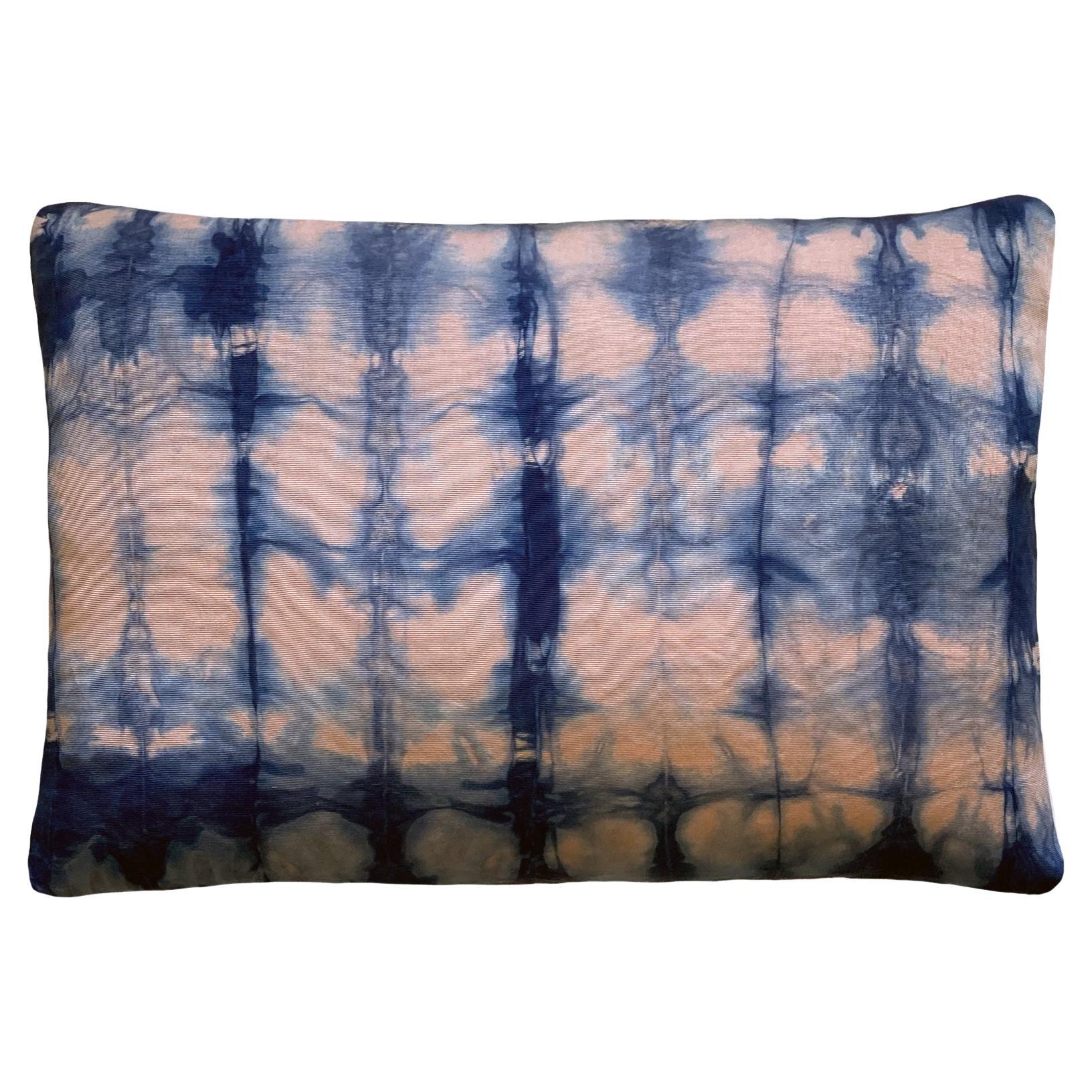 Coussin en soie teintée à la main, rose et bleu indigo en vente