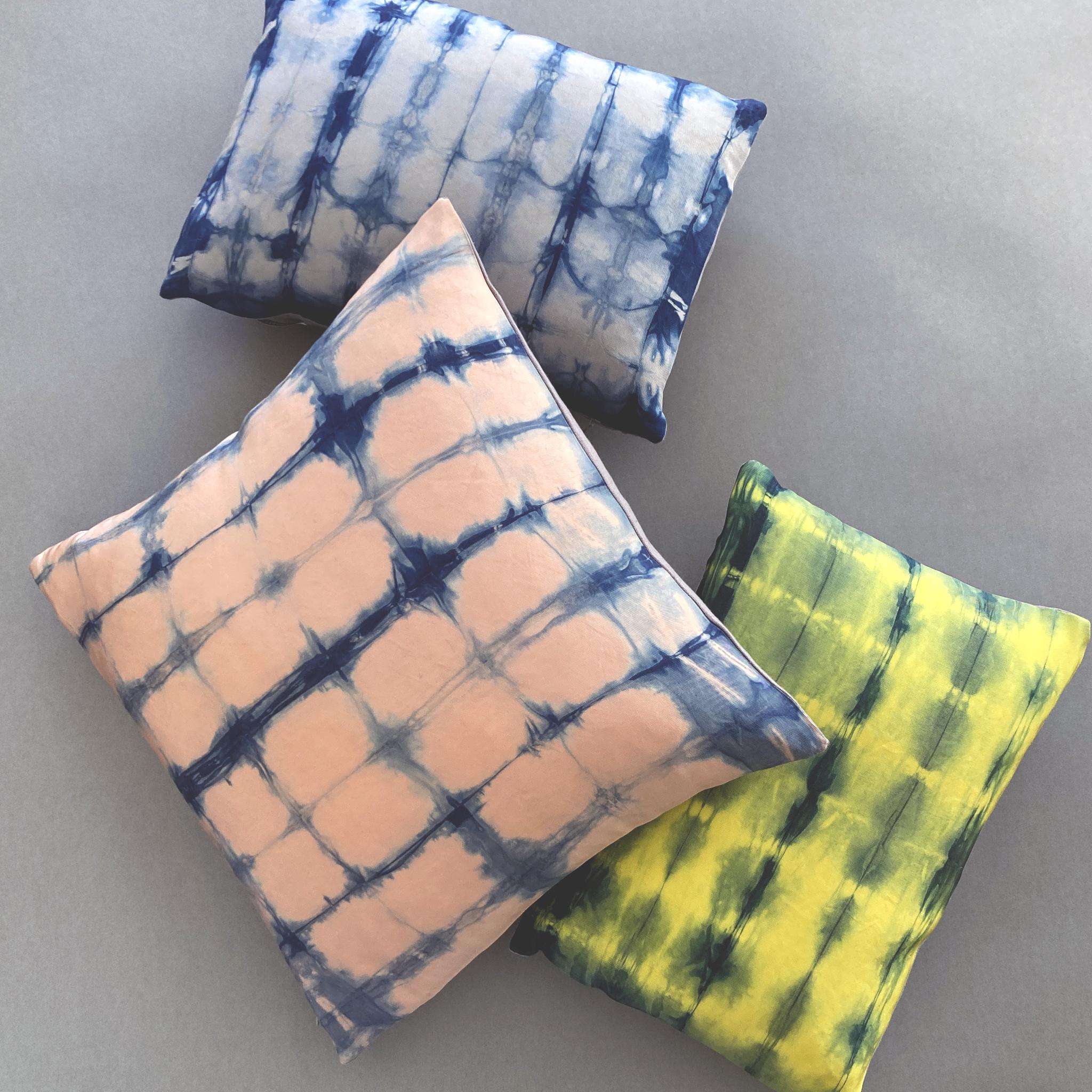Moderne Oreiller en soie teint à la main, jaune canari et bleu indigo motif abstrait en vente