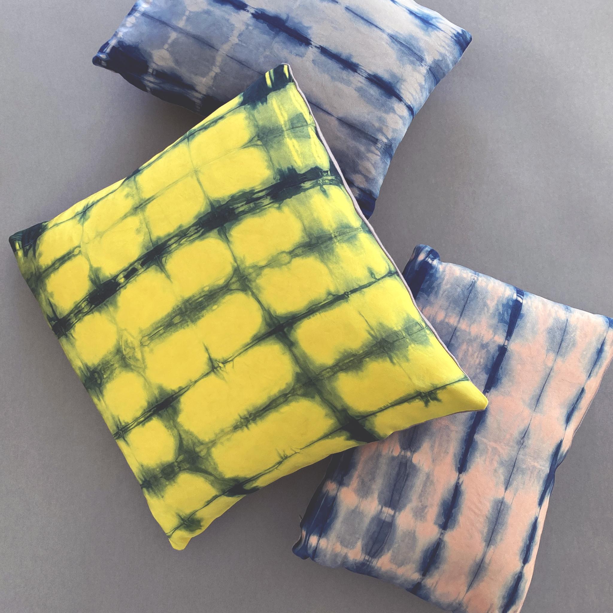 Américain Oreiller en soie teint à la main, motif abstrait de grille jaune canari et bleu indigo en vente