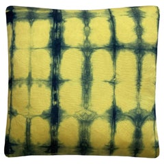 Oreiller en soie teint à la main, motif abstrait de grille jaune canari et bleu indigo
