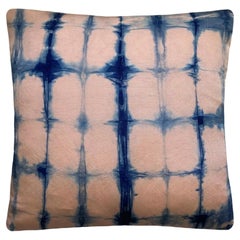 Oreiller en soie teint à la main, rose, rose et bleu indigo motif abstrait