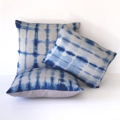 Oreiller en soie teintée à la main, motif abstrait Silver Gray & Indigo Blue Dash