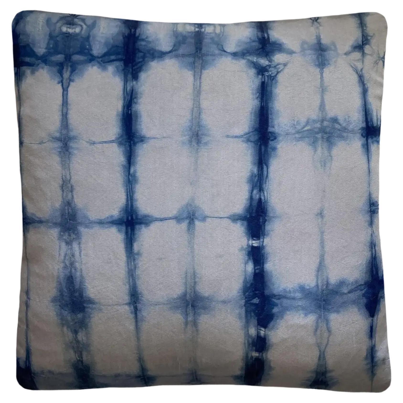 Cuscino in seta tinto a mano, grigio argento e blu indaco, motivo astratto a griglia