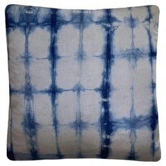 Oreiller en soie teint à la main, gris argenté et bleu indigo motif abstrait
