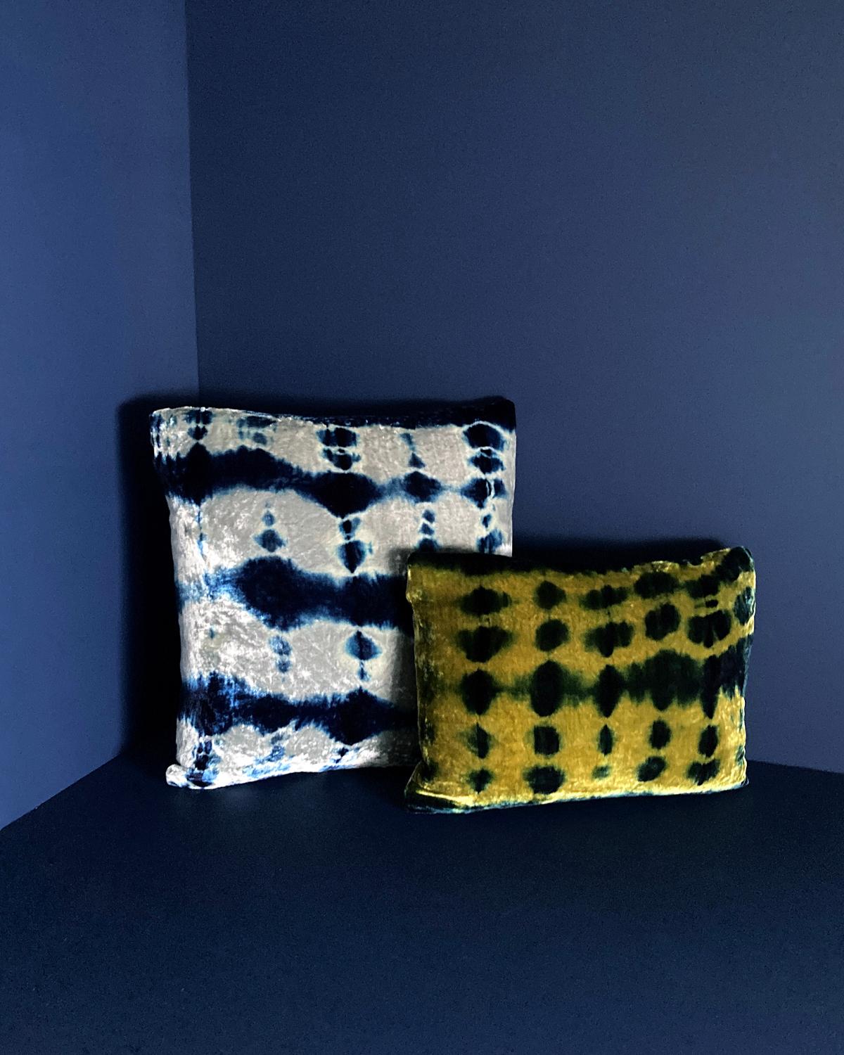 Oreiller en velours de soie teint à la main, motif abstrait tache d'encre or et bleu indigo Neuf - En vente à New York, NY