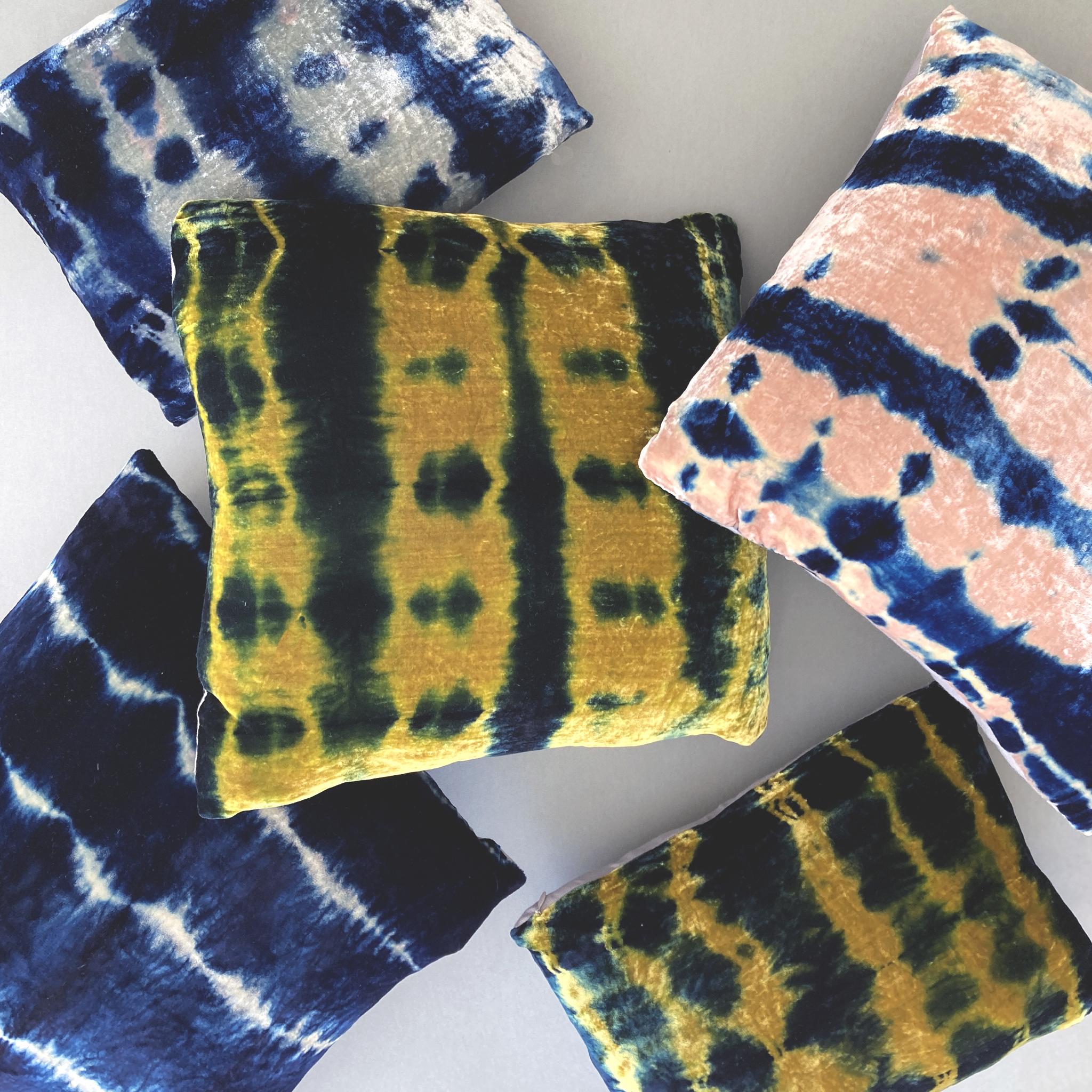 XXIe siècle et contemporain Oreiller en velours de soie teint à la main, motif abstrait tache d'encre or et bleu indigo en vente