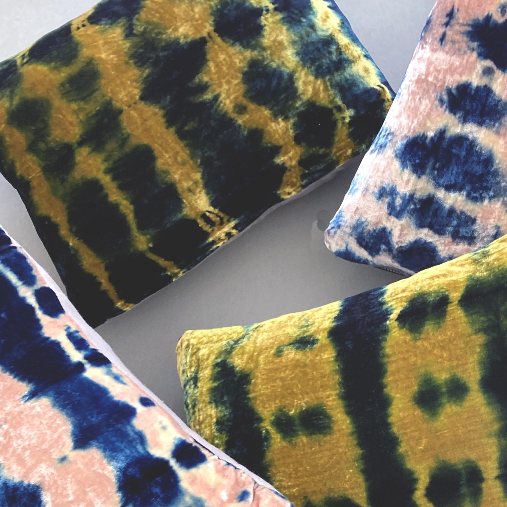 Velours Oreiller en velours de soie teint à la main, motif abstrait tache d'encre or et bleu indigo en vente