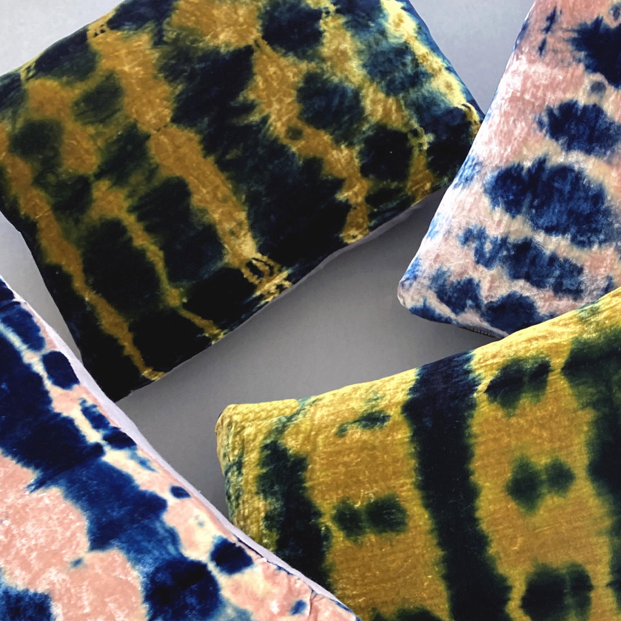 Almohada de terciopelo de seda teñida a mano, patrón abstracto de manchas de tinta doradas y azul índigo Terciopelo en venta