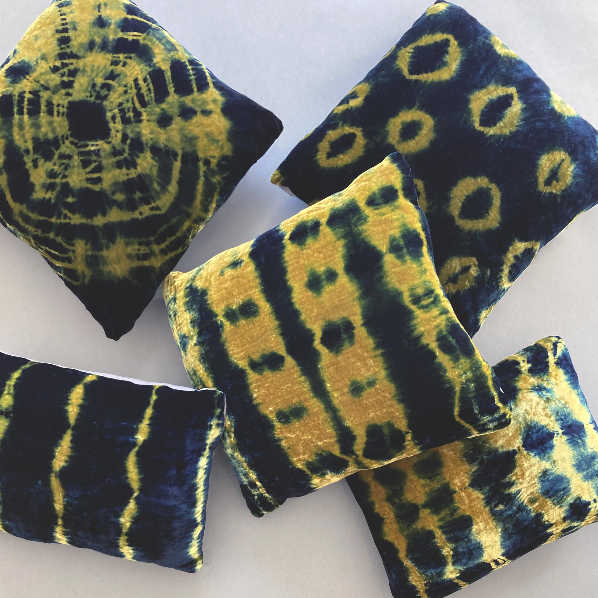 Oreiller en velours de soie teint à la main, motif abstrait tache d'encre or et bleu indigo en vente 1