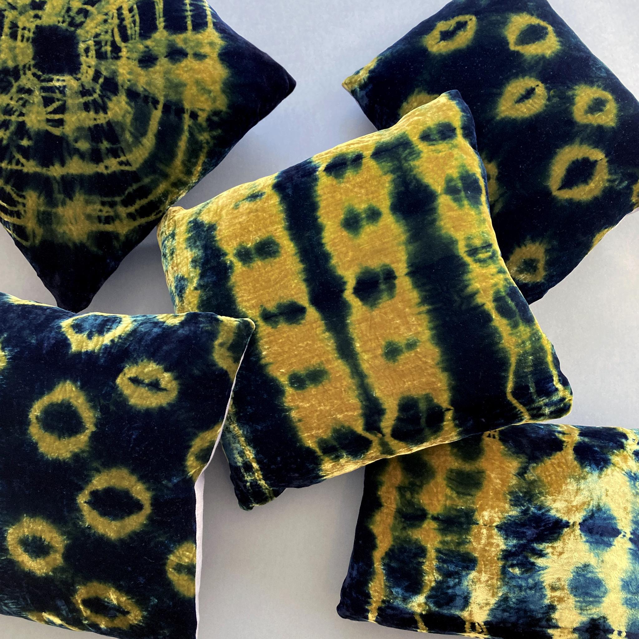 Almohada de terciopelo de seda teñida a mano, patrón abstracto de manchas de tinta doradas y azul índigo en venta 1