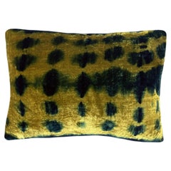 Almohada de terciopelo de seda teñida a mano, patrón abstracto de manchas de tinta doradas y azul índigo