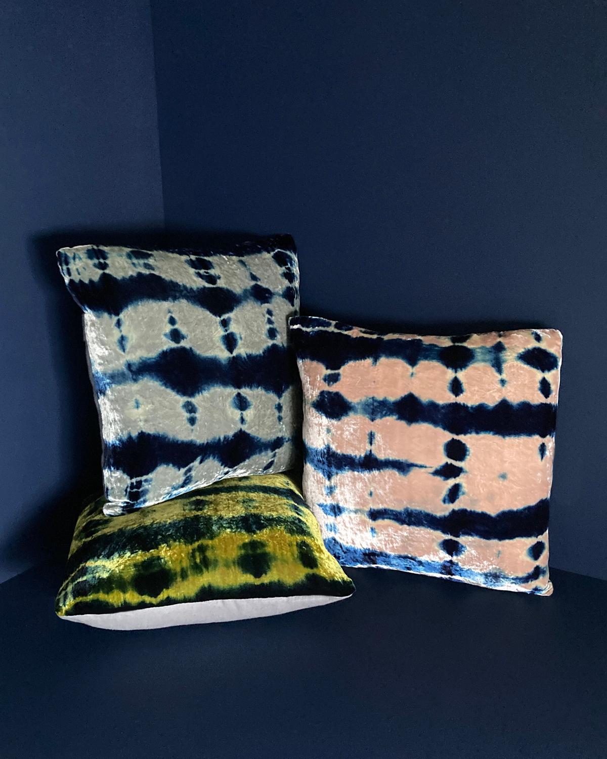 XXIe siècle et contemporain Oreiller en velours de soie teint à la main, motif abstrait or et bleu indigo en vente