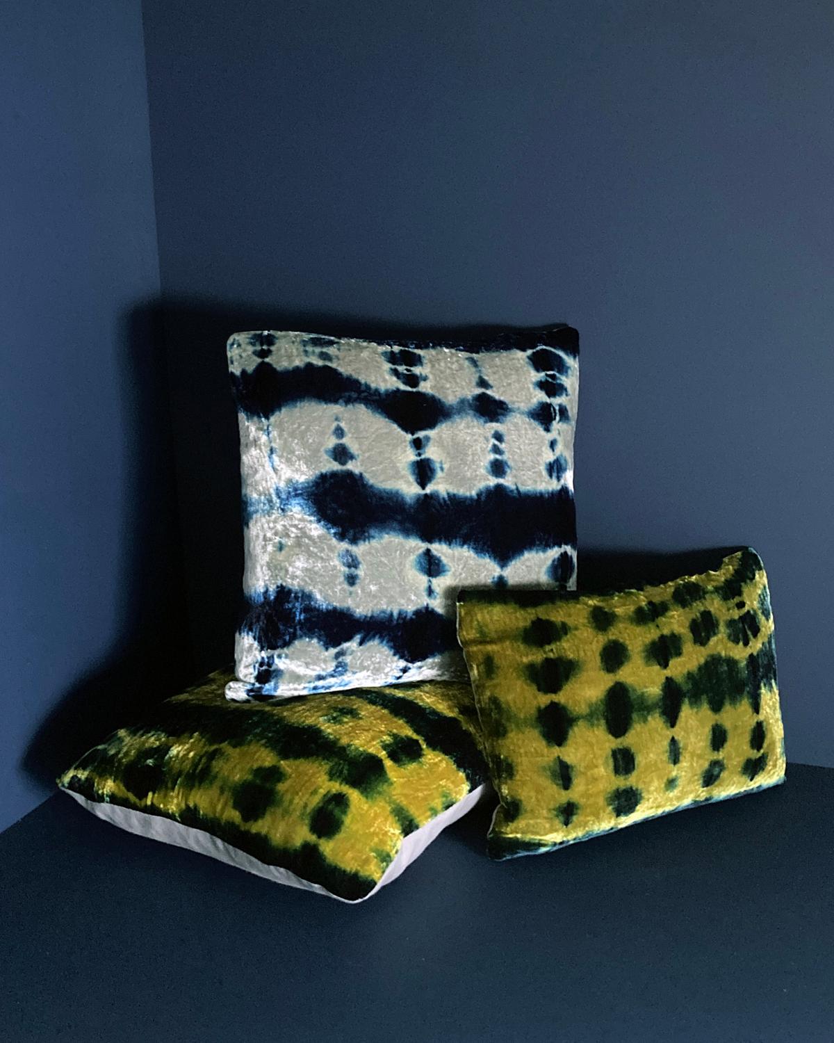 Velours Oreiller en velours de soie teint à la main, motif abstrait or et bleu indigo en vente