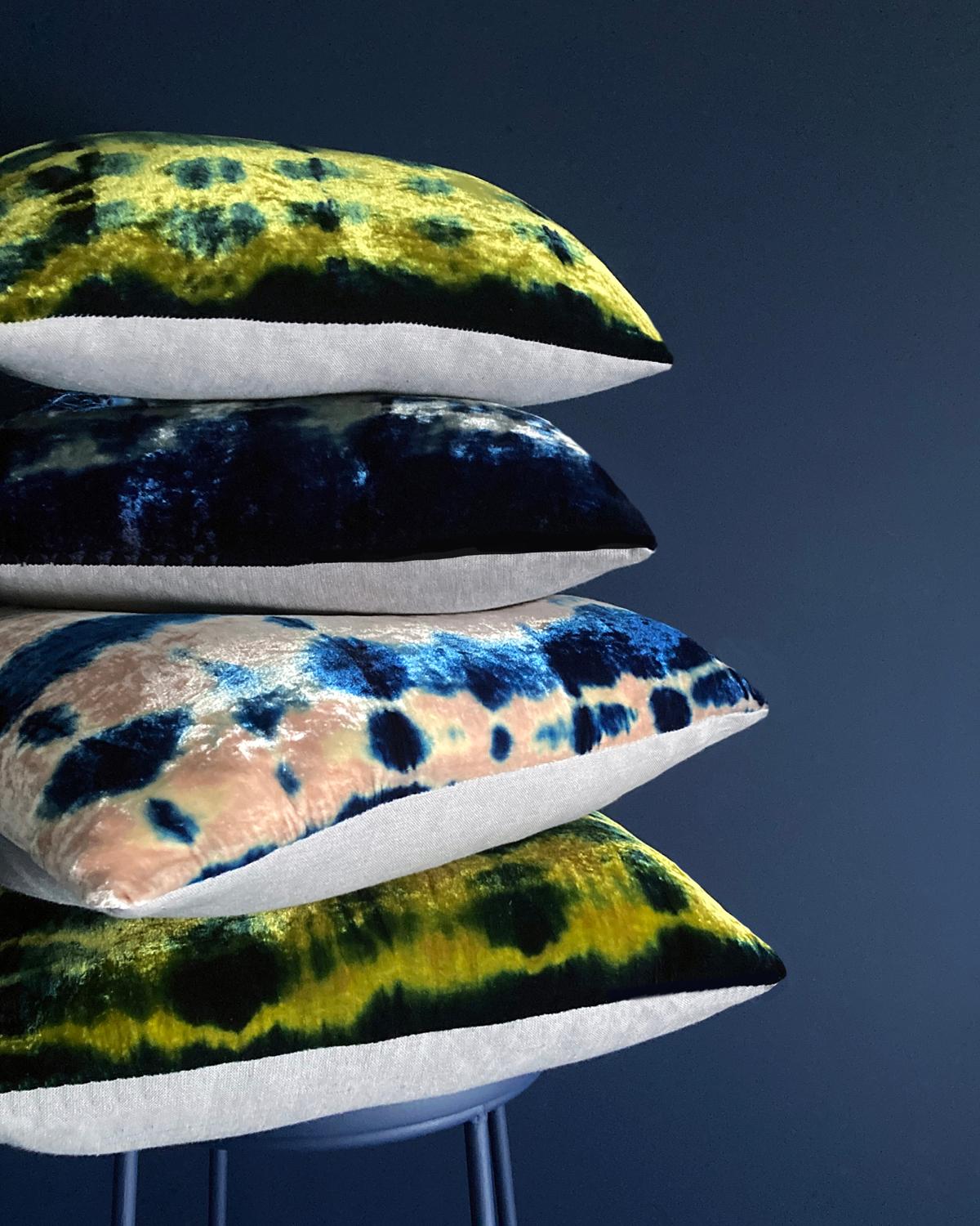 Oreiller en velours doré teint à l'indigo avec motif plissé et support en lin gris. Teint à la main et cousu à New York, insert d'oreiller en duvet fabriqué localement à New York. L'oreiller mesure 18 x 18 pouces. Chaque oreiller en velours est fait