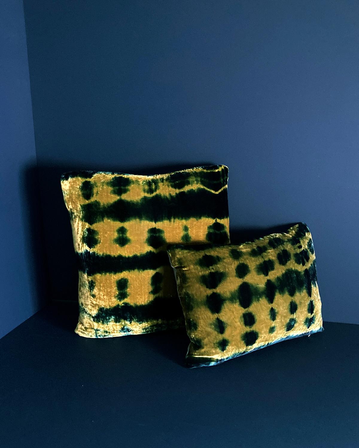 Moderne Oreiller en velours de soie teint à la main, motif abstrait or et bleu indigo en vente