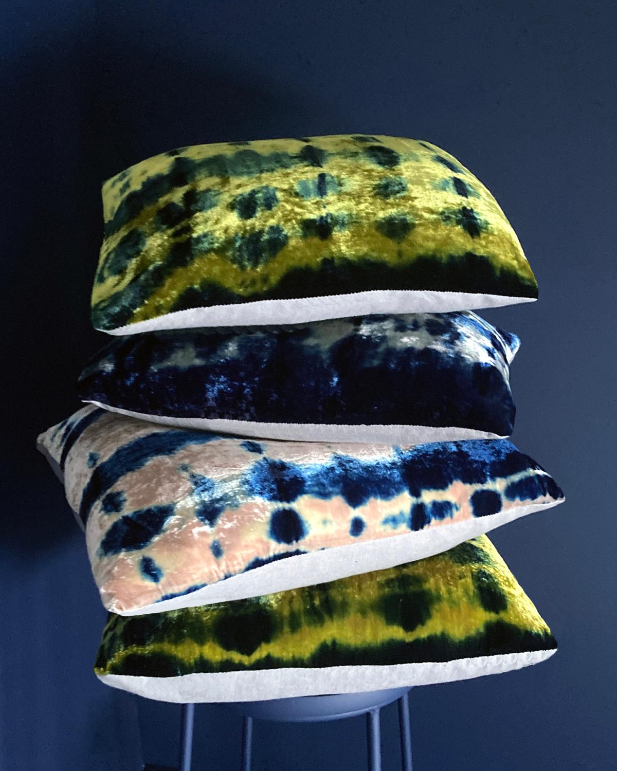 Américain Oreiller en velours de soie teint à la main, motif abstrait or et bleu indigo en vente