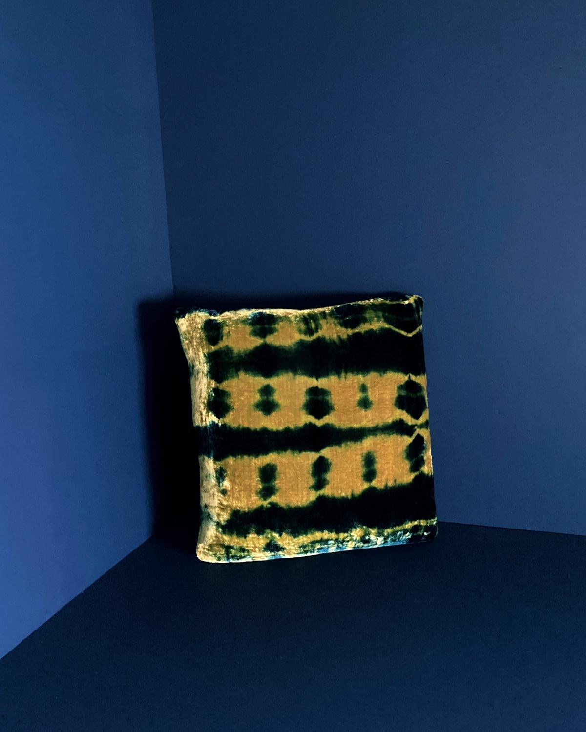 Teint Oreiller en velours de soie teint à la main, motif abstrait or et bleu indigo en vente