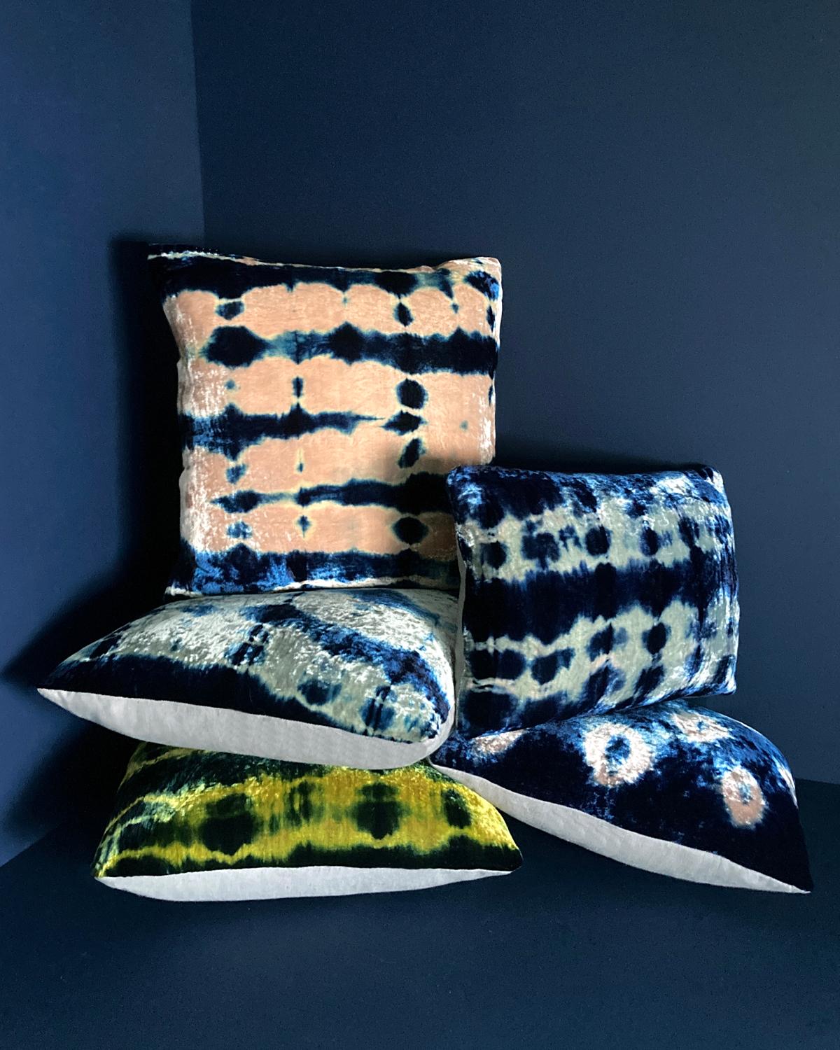 Oreiller en velours de soie teint à la main, motif abstrait or et bleu indigo Neuf - En vente à New York, NY