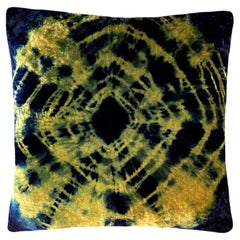 Coussin en velours de soie teint à la main, motif abstrait de halo jaune or et bleu indigo