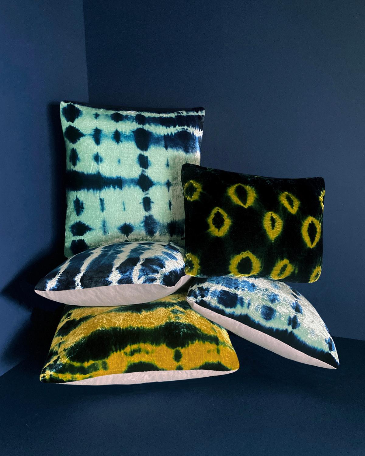 Coussin en velours jade teint à l'indigo avec motif Inkblot et support en lin gris. Teint à la main et cousu à New York, insert d'oreiller en duvet fabriqué localement à New York. L'oreiller mesure 12 x 16 pouces. Chaque oreiller en velours est fait