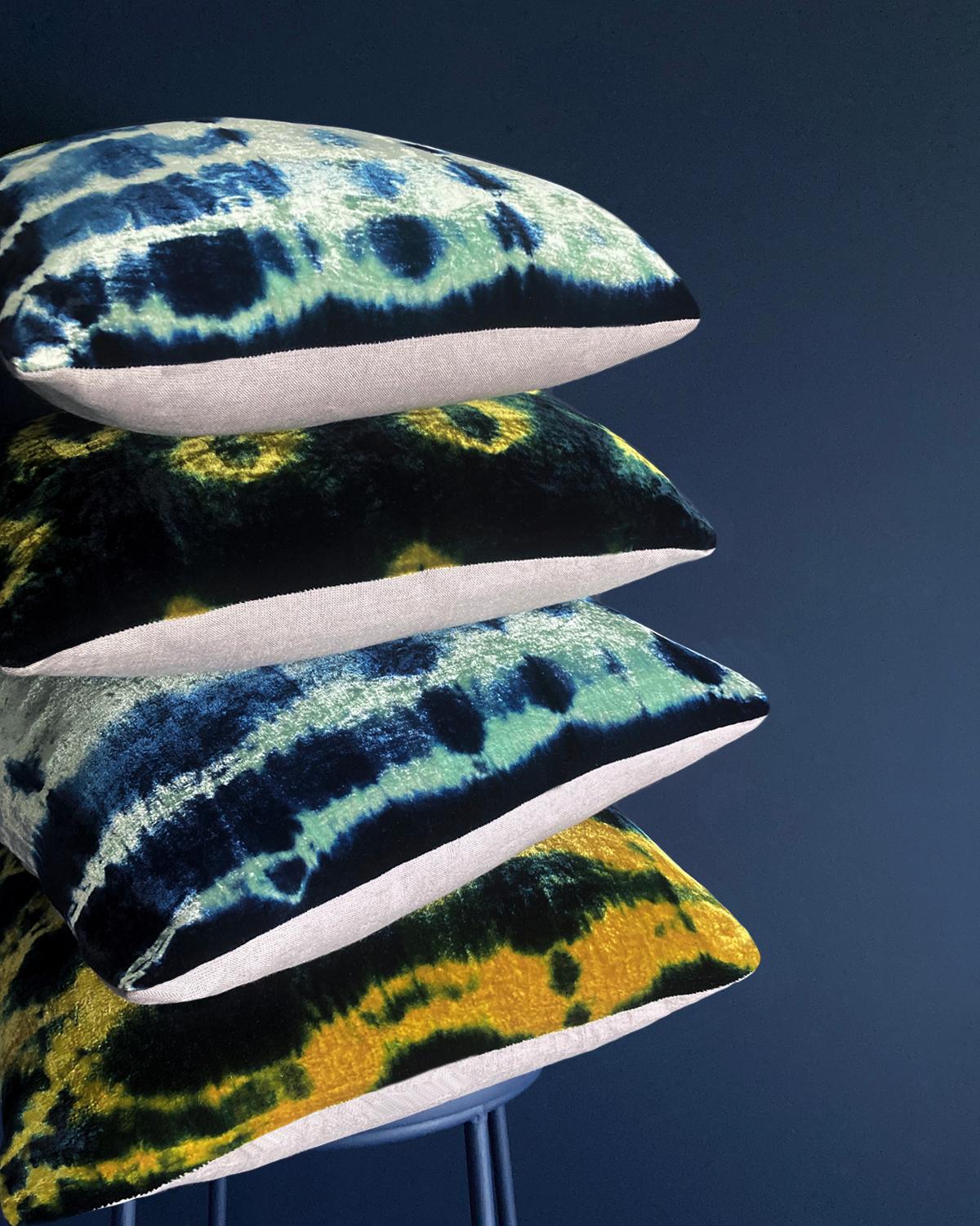 Moderne Coussin en velours de soie teint à la main, motif abstrait vert jade et bleu indigo en vente